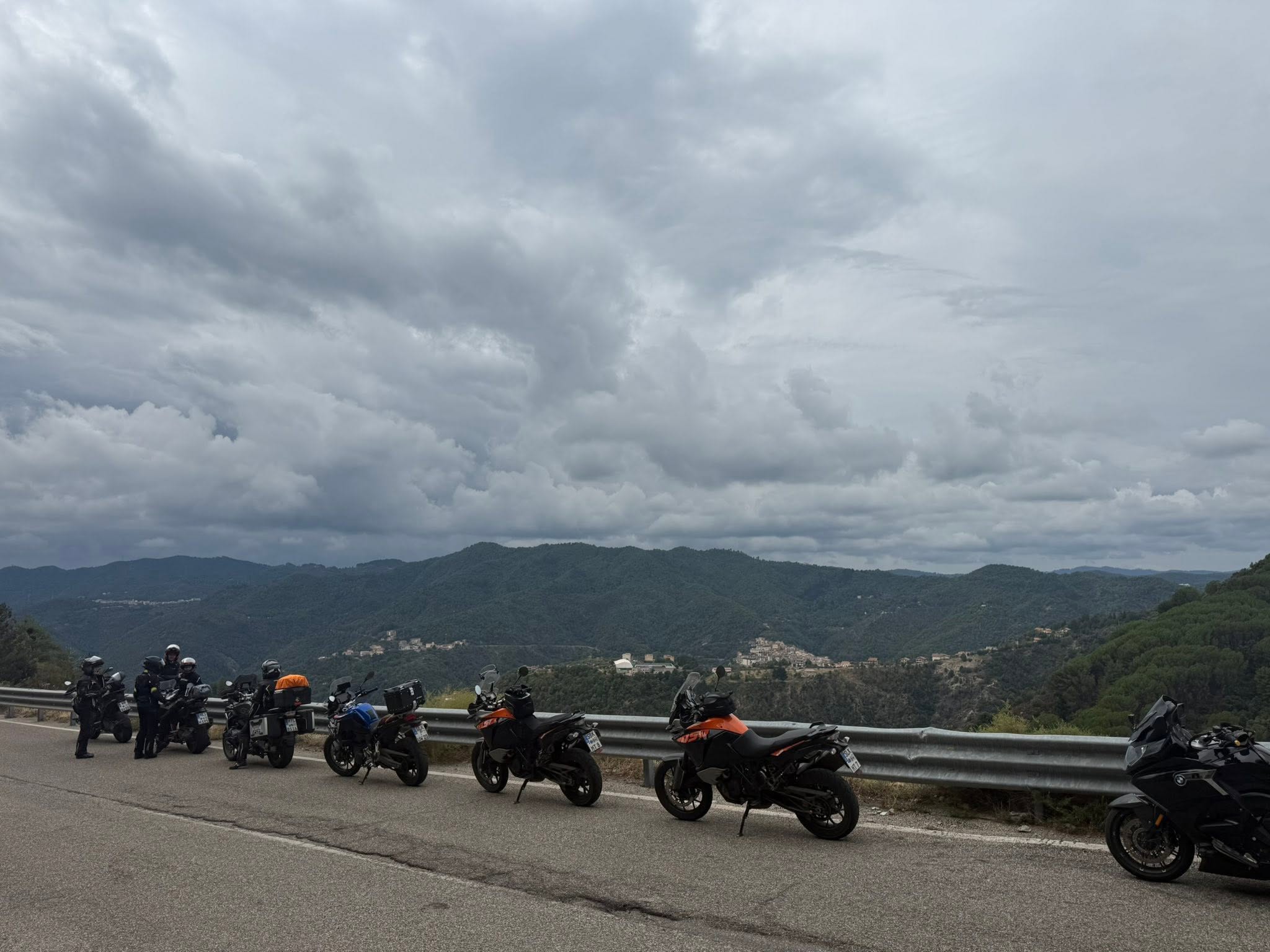 Motorräder an einem Aussichtspunkt unter dunklen Wolken