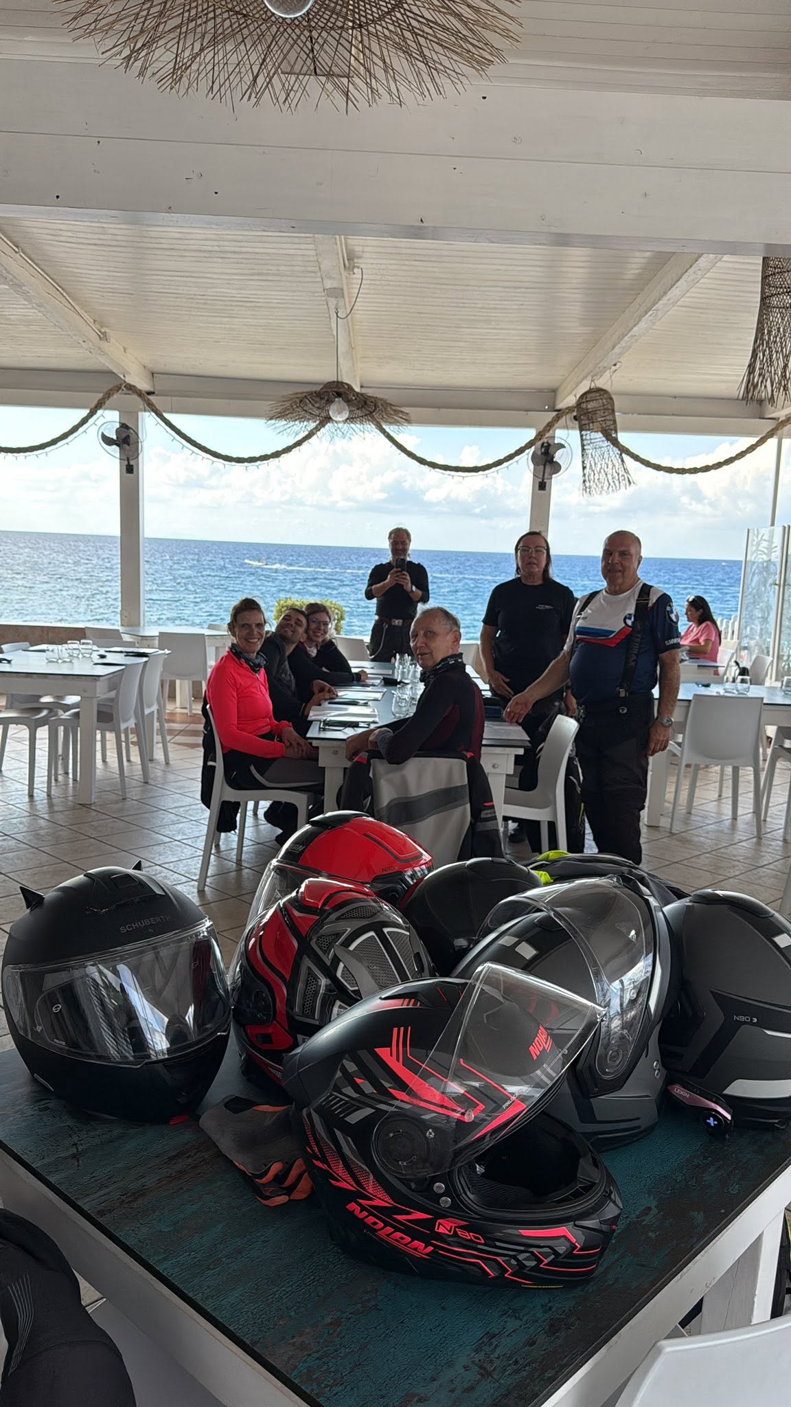 Motorradgruppe beim Mittagessen am Meer