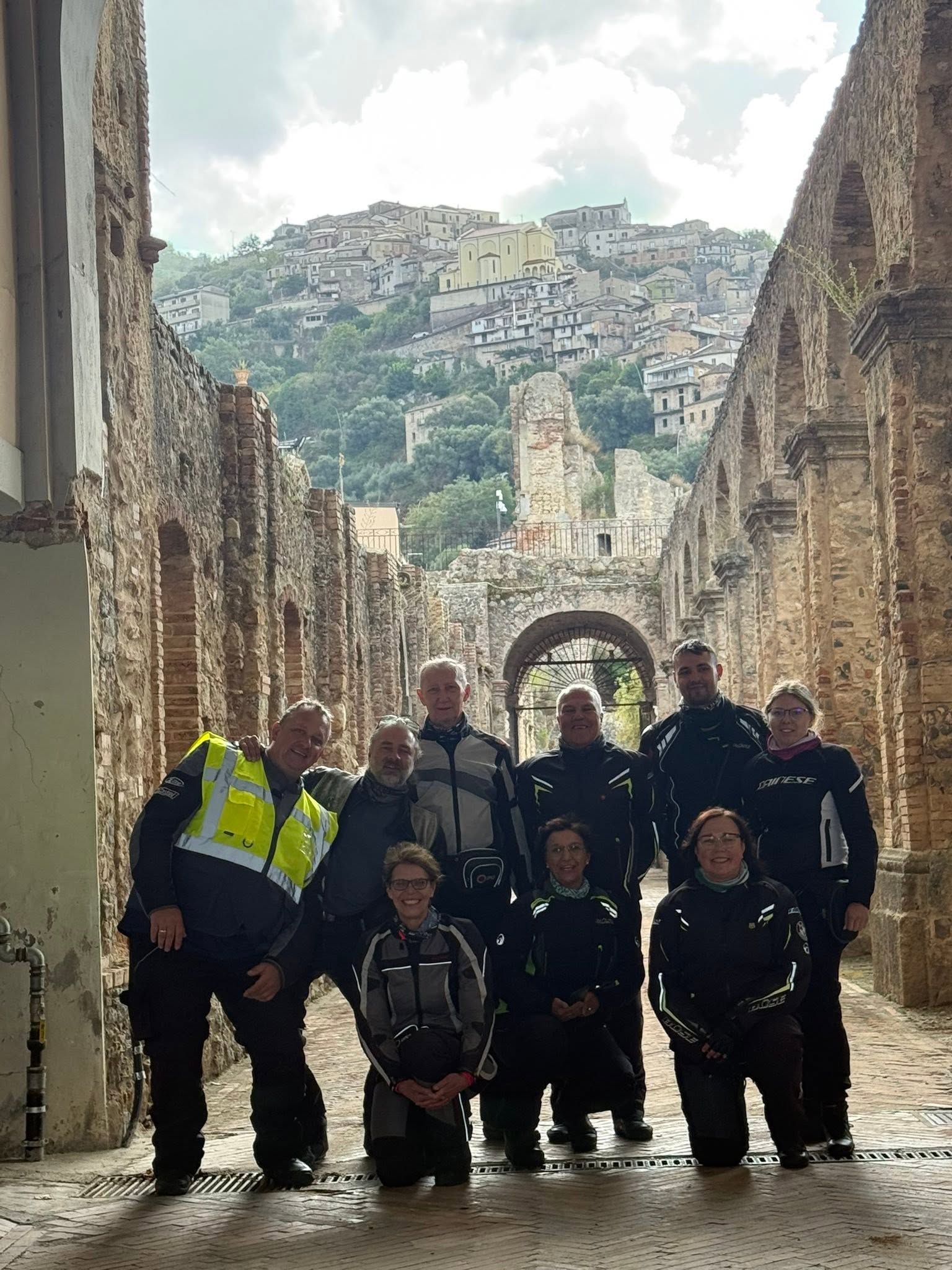 Gruppenfoto der Motorradgruppe in der Klosterruine