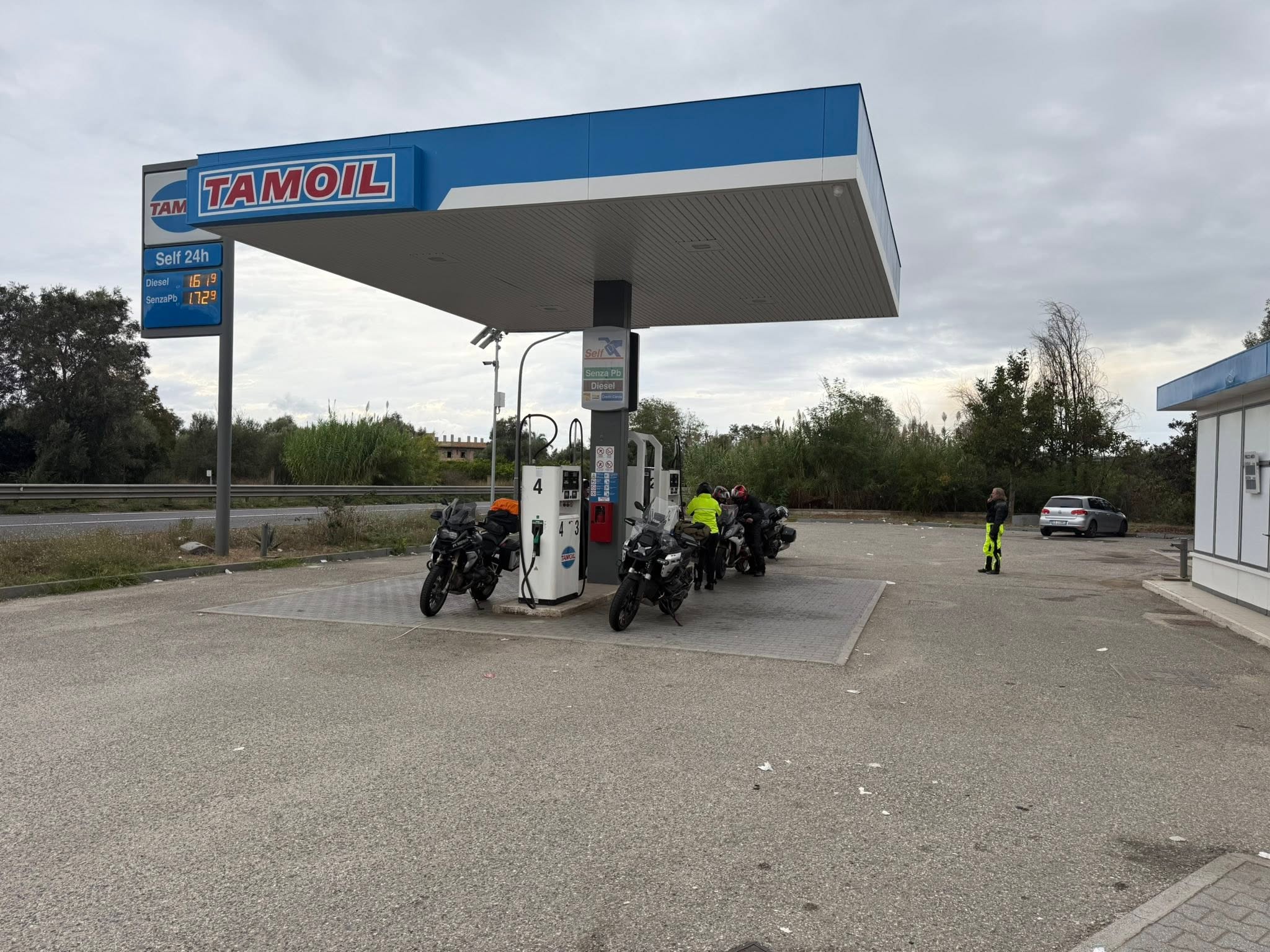 Motorradgruppe beim Tanken an einer Tamoil-Tankstelle