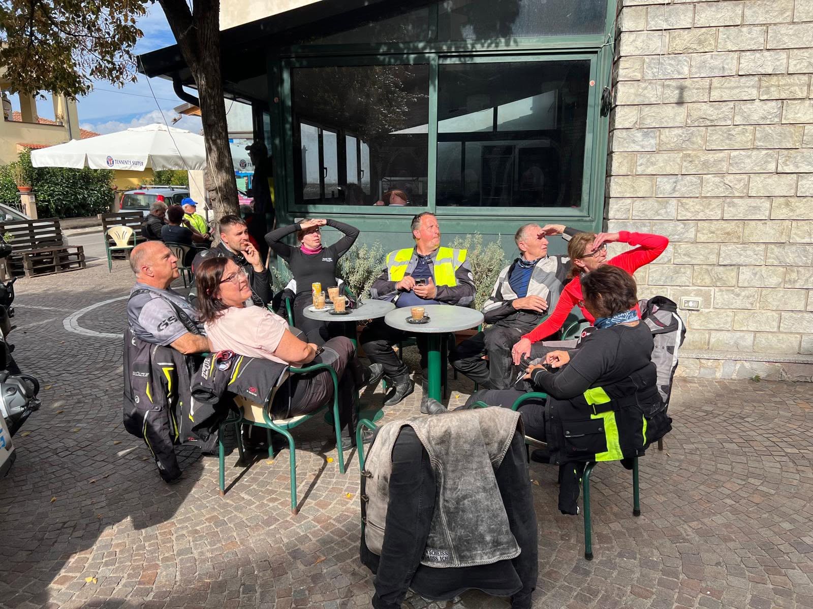Motorradgruppe bei der Cappuccinopause