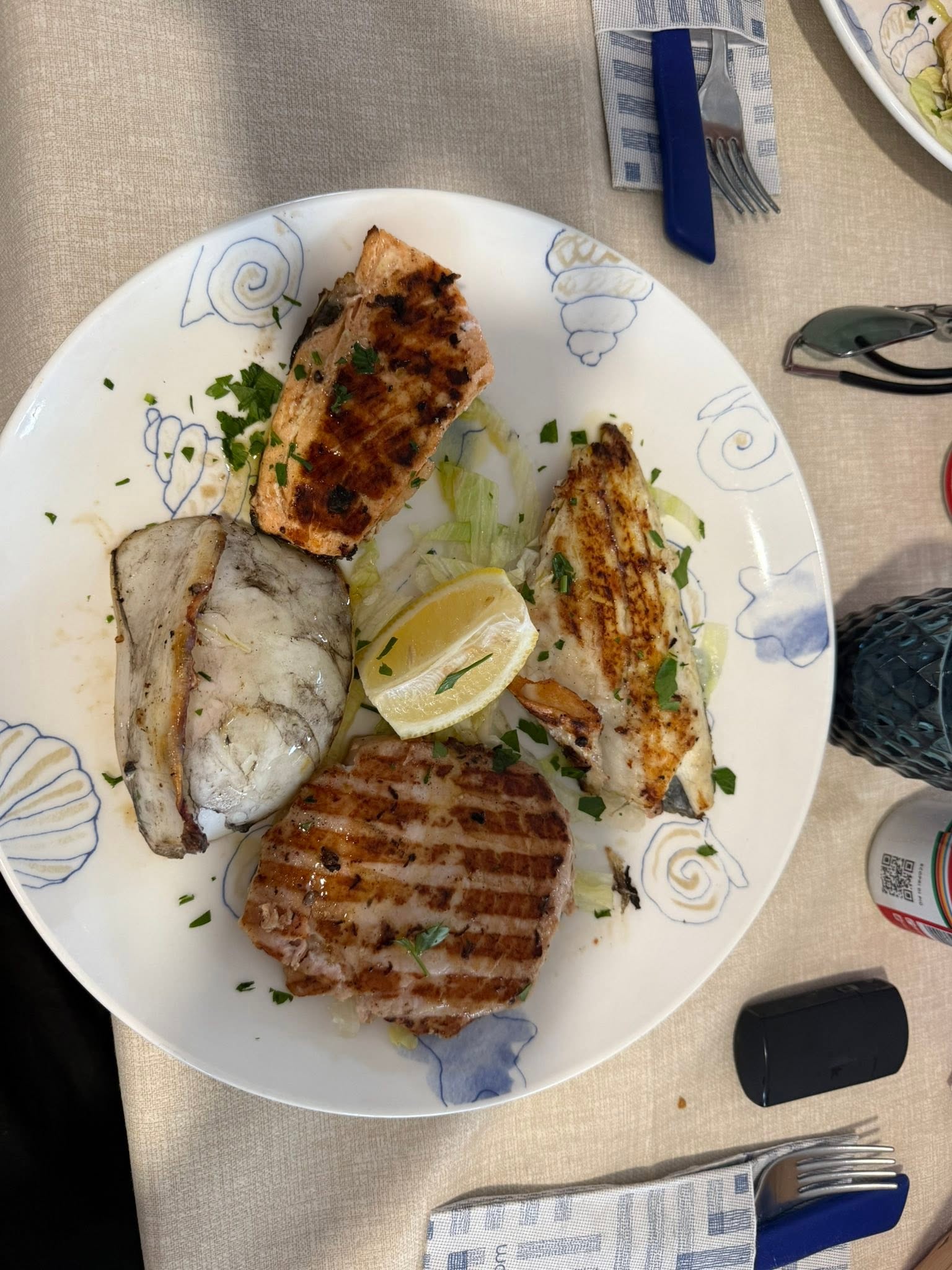 Gegrillte Fischplatte beim Mittagessen am Meer