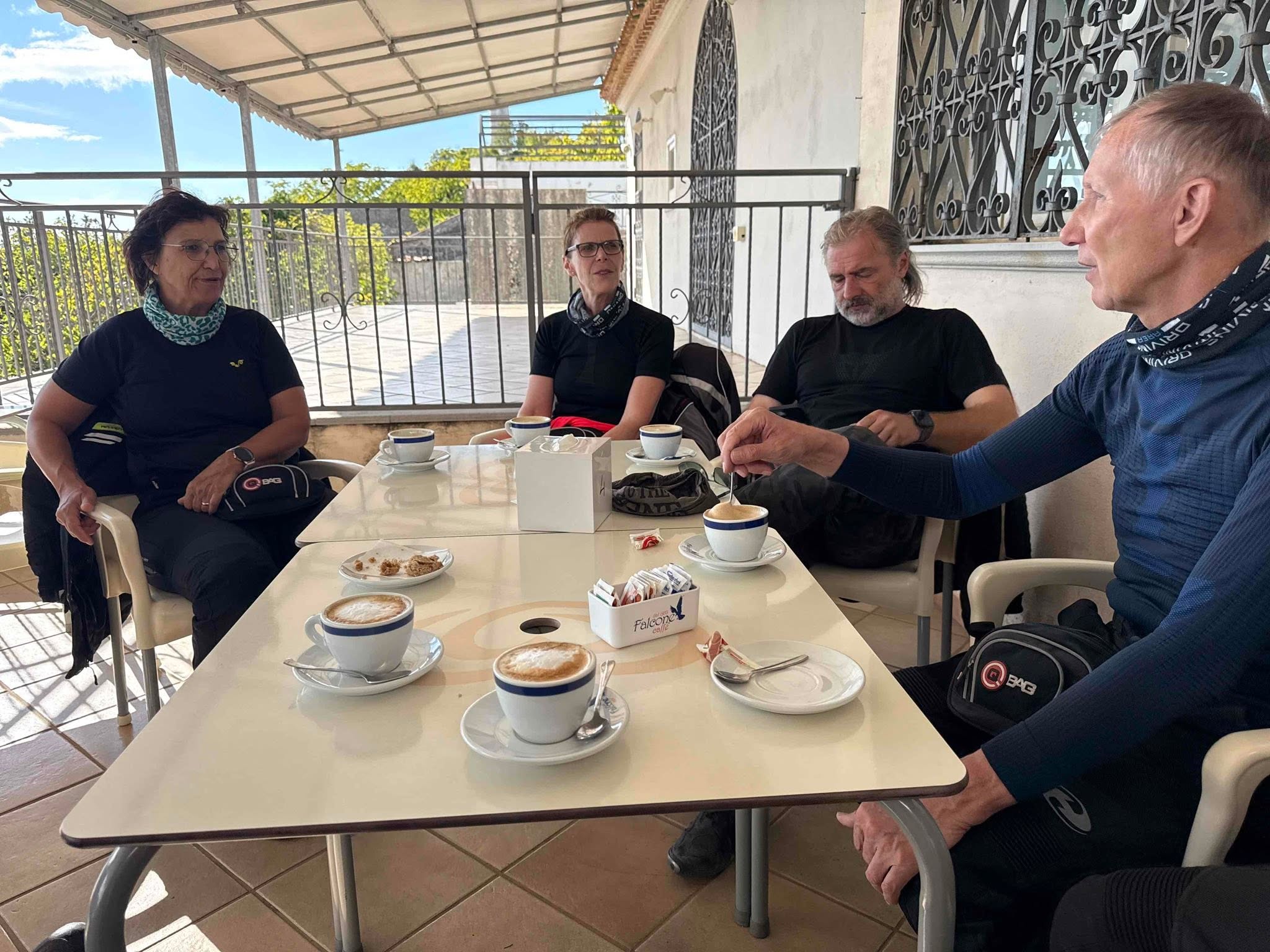 Motorradgruppe bei einer Cappuccino-Pause
