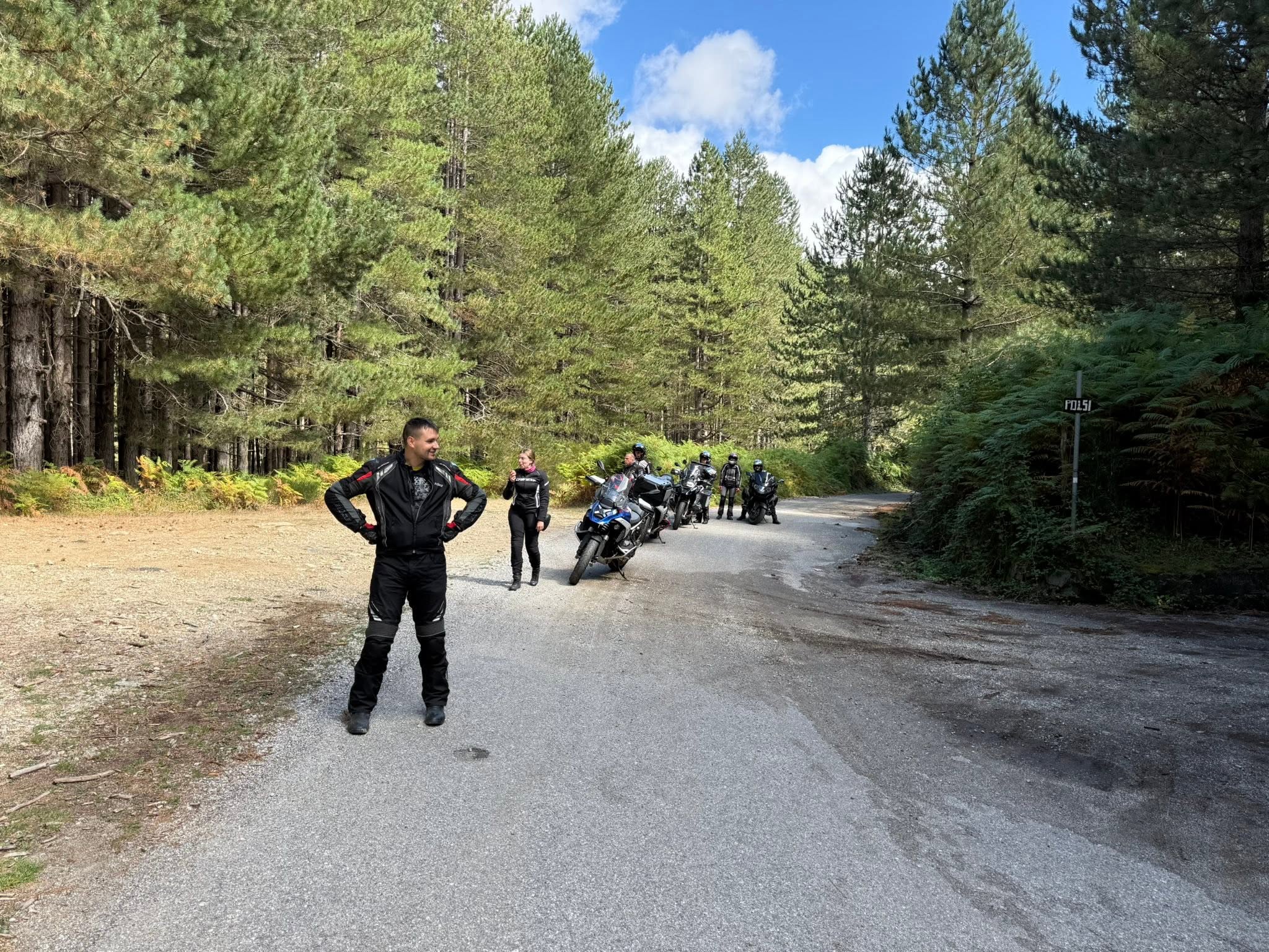 Motorradgruppe auf kleiner Straße im Aspromonte