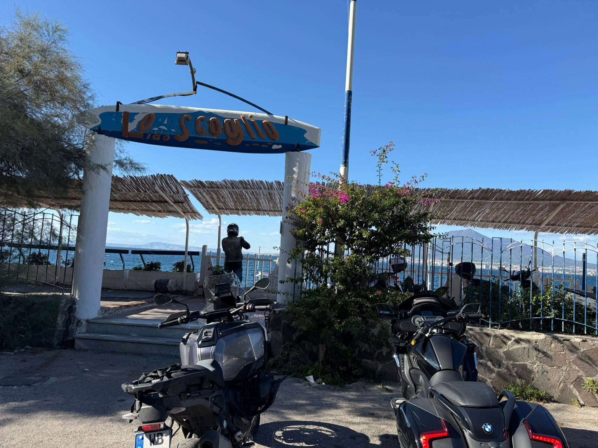 Lo Scoglio am Meer mit Motorrädern