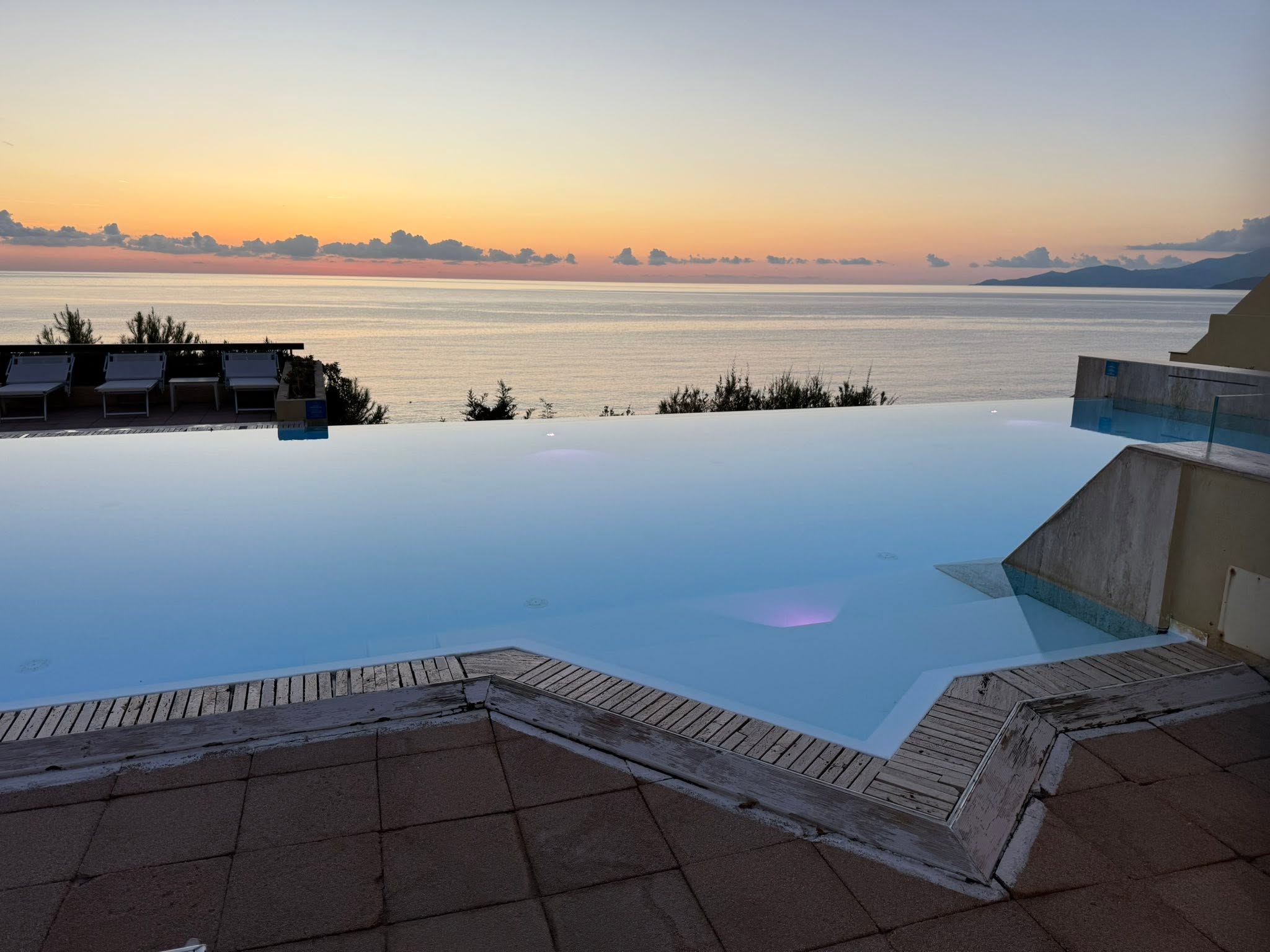 Infinity-Pool des Grand Hotel Sant Pietro mit Blick auf das Meer