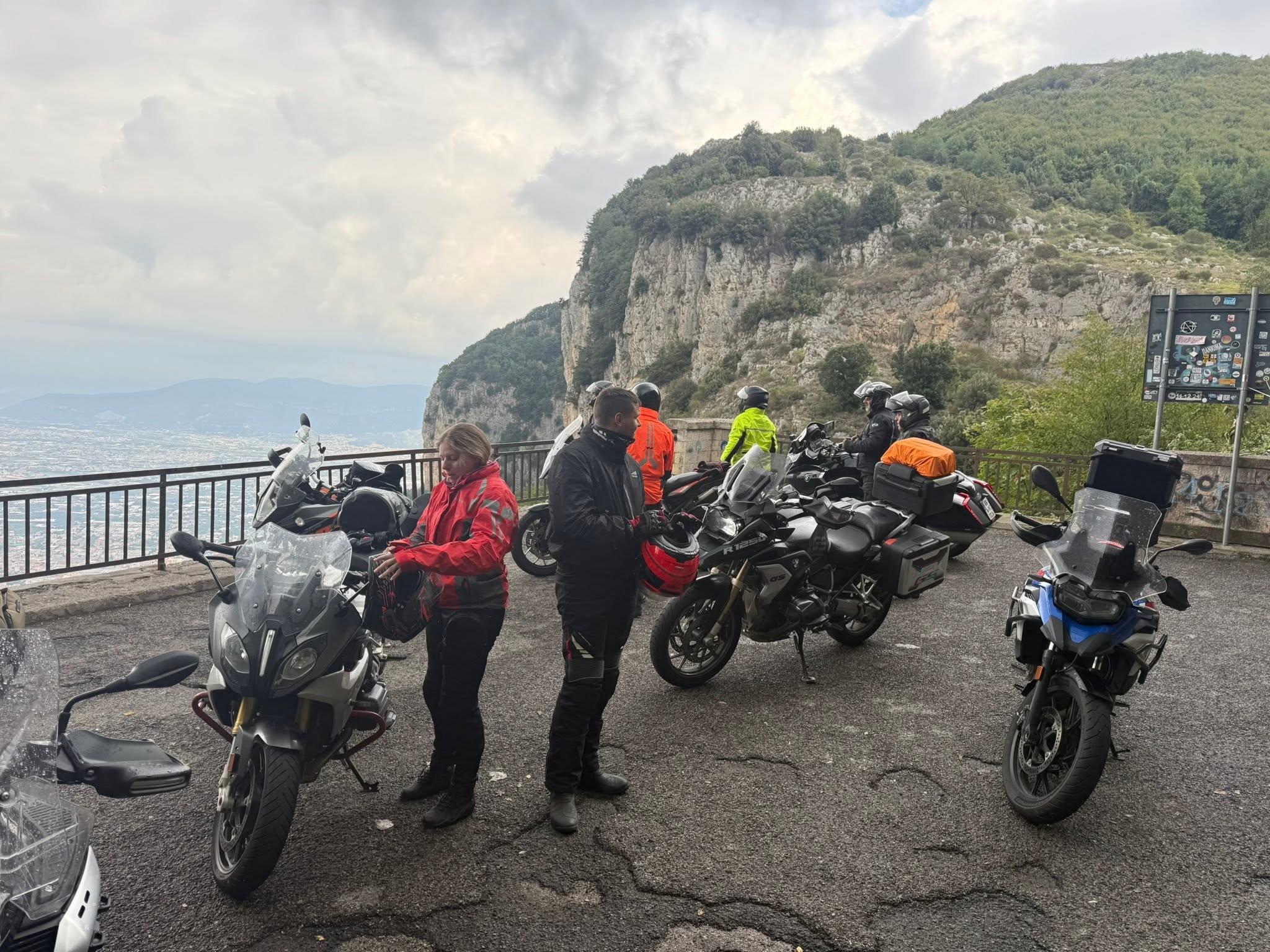 Motorradgruppe am Aussichtspunkt oberhalb von Neapel