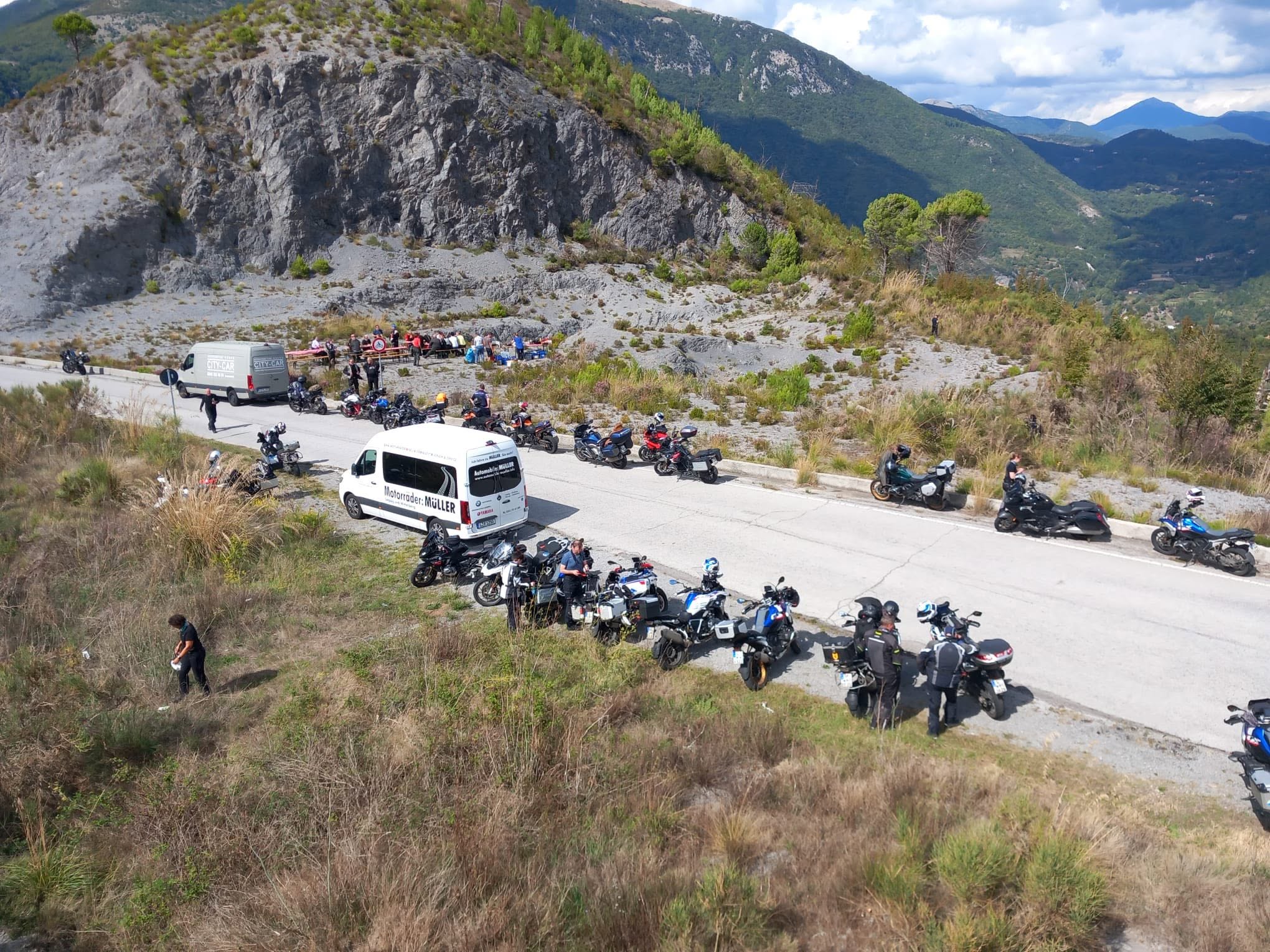 Mittagspause der Motorradgruppe mitten in der Berglandschaft