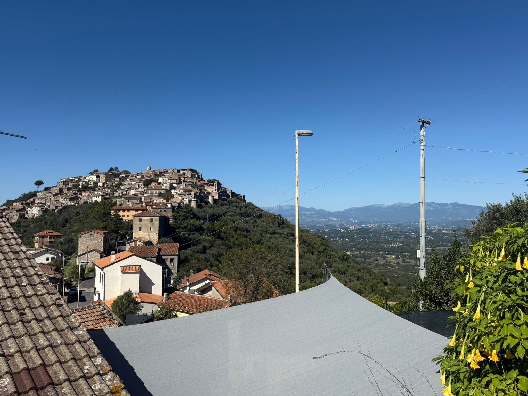 Italienisches Bergdorf auf der letzten Etappe der Moto Giro d’Italia