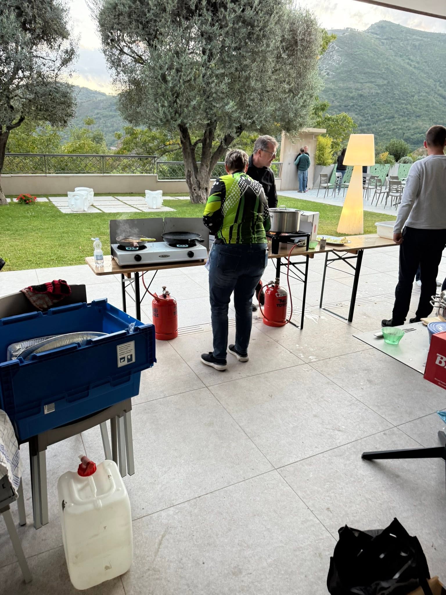 Servicecrew beim Vorbereiten des Abschlussessens