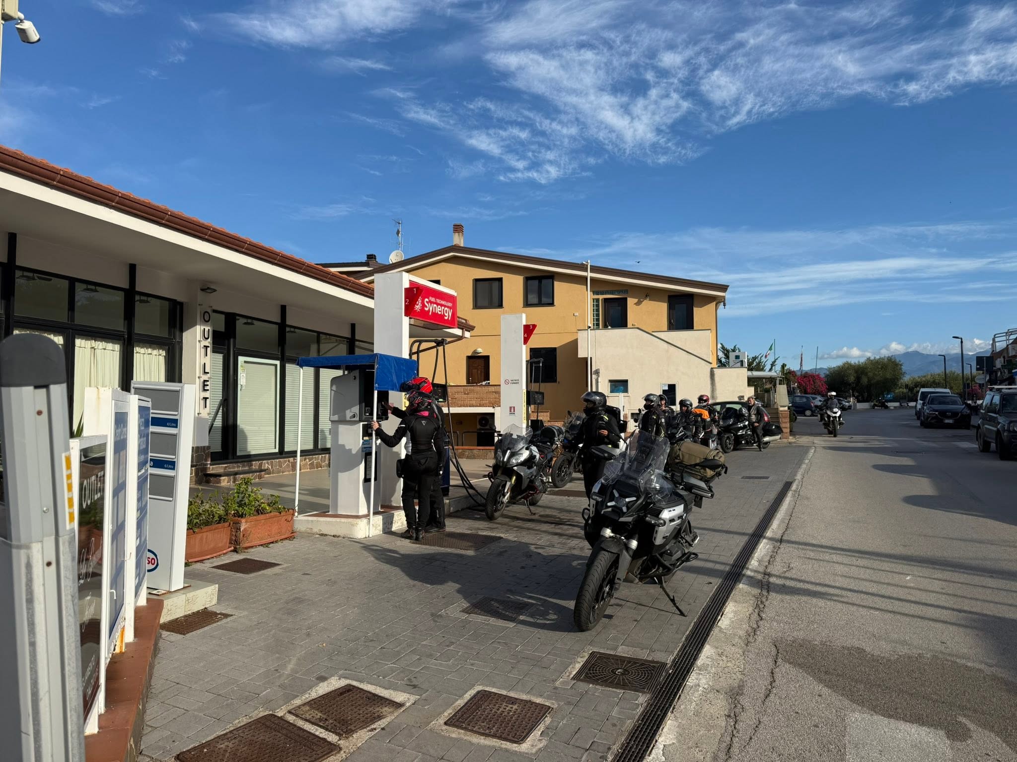 Motorradgruppe beim Tanken in Italien