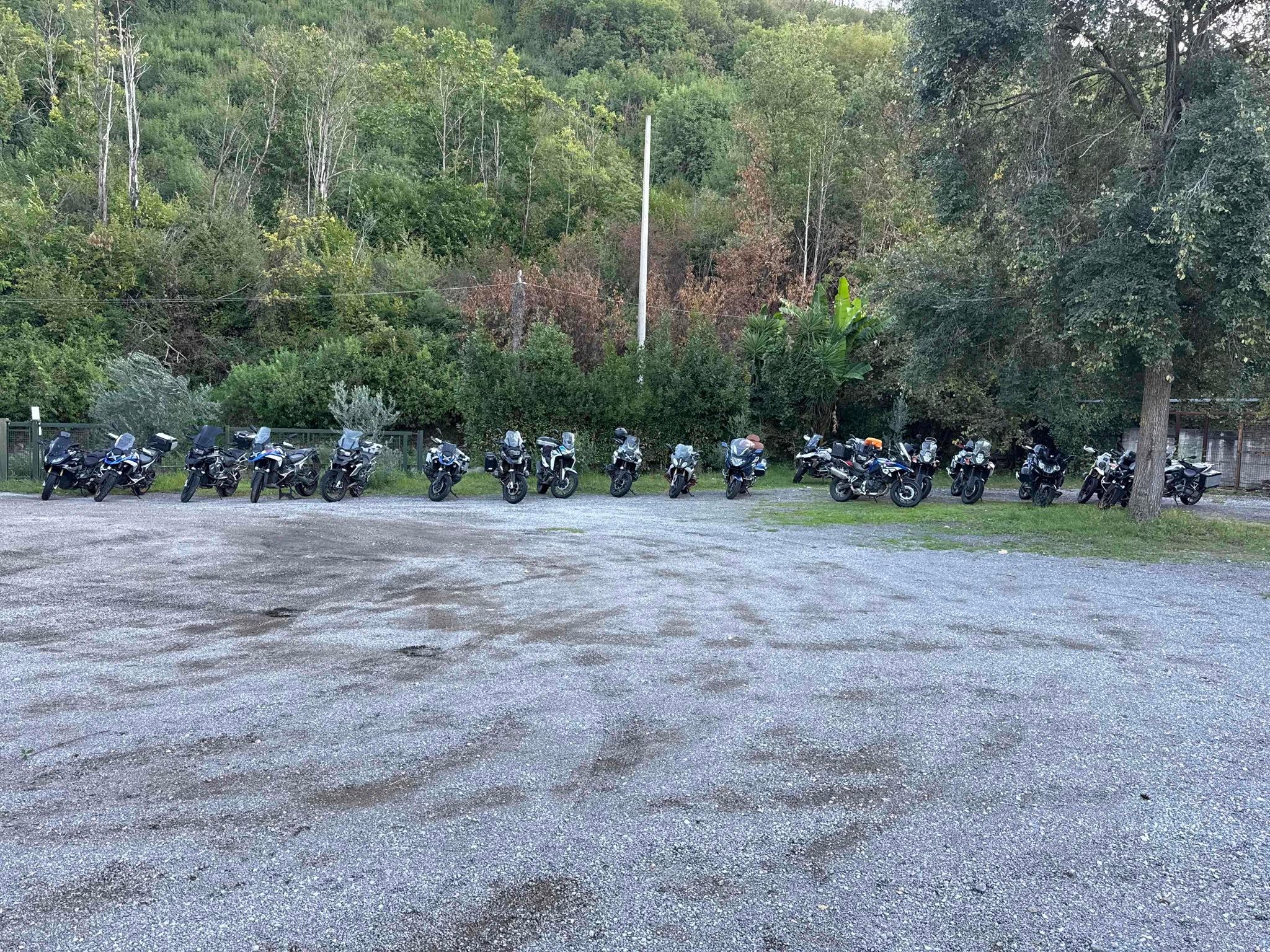 Motorräder der Moto Giro Gruppe auf dem Parkplatz