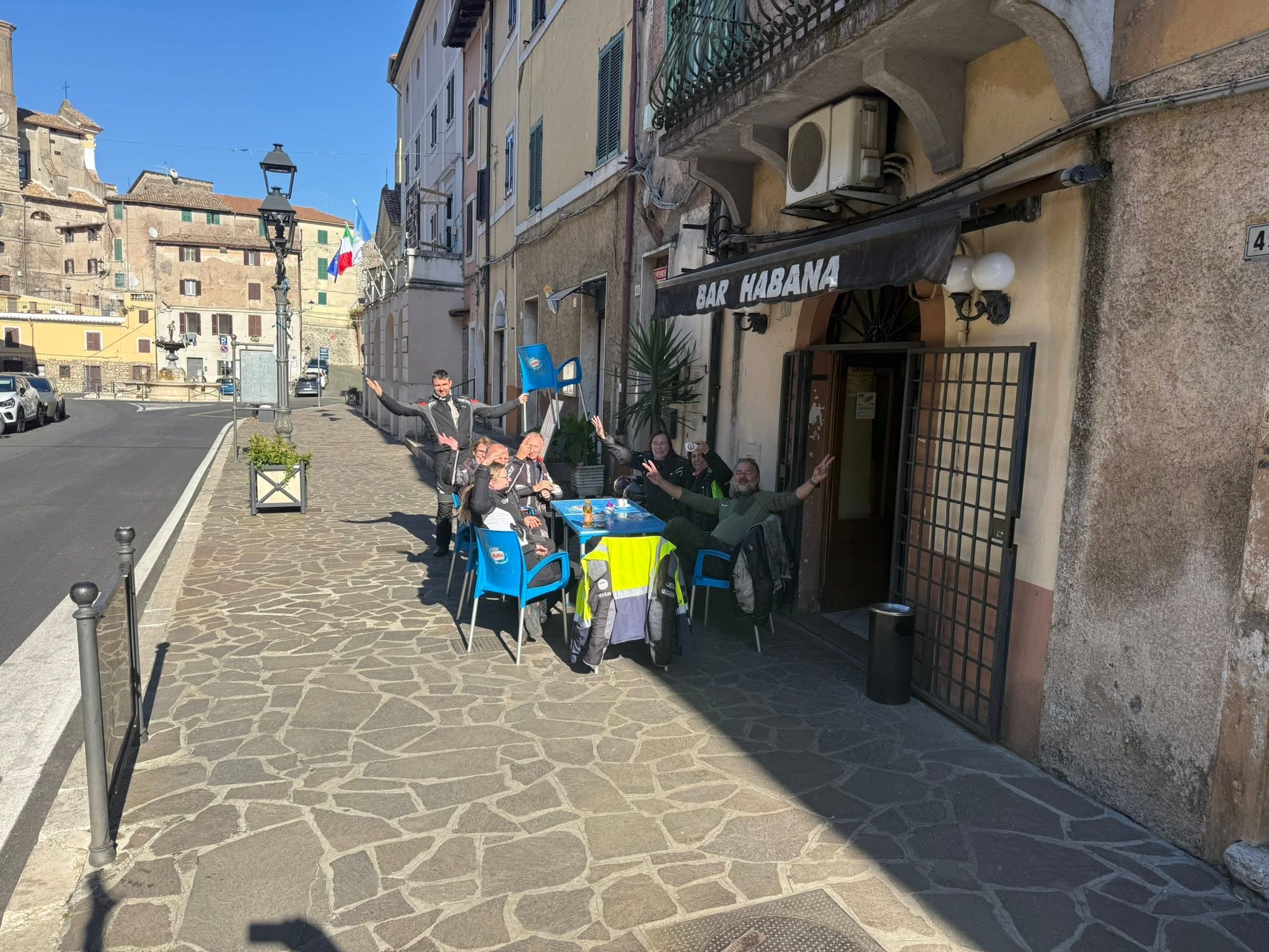 Motorradgruppe vor der Bar Habana in Italien