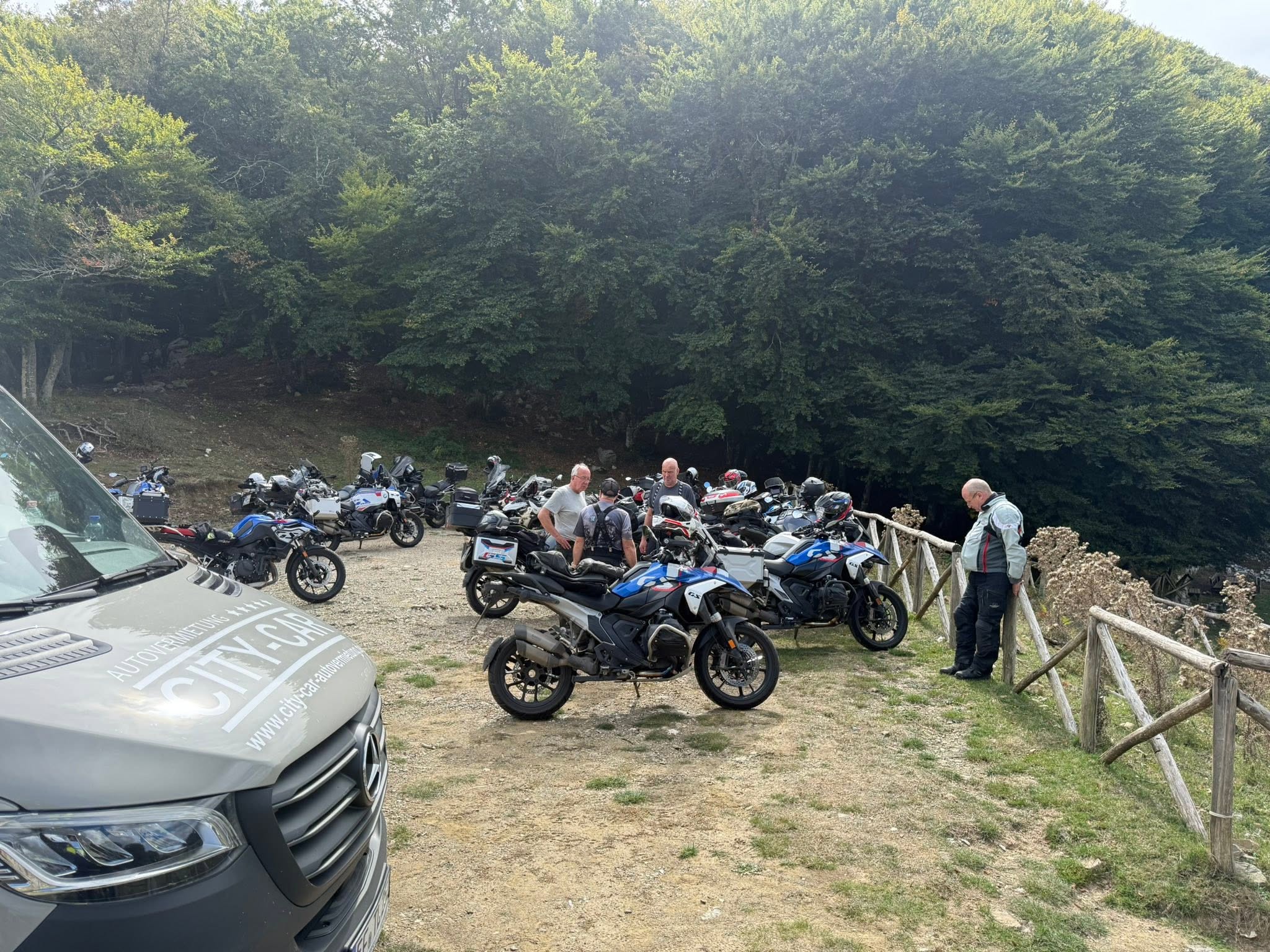 Motorräder am abgelegenen Mittagspunkt