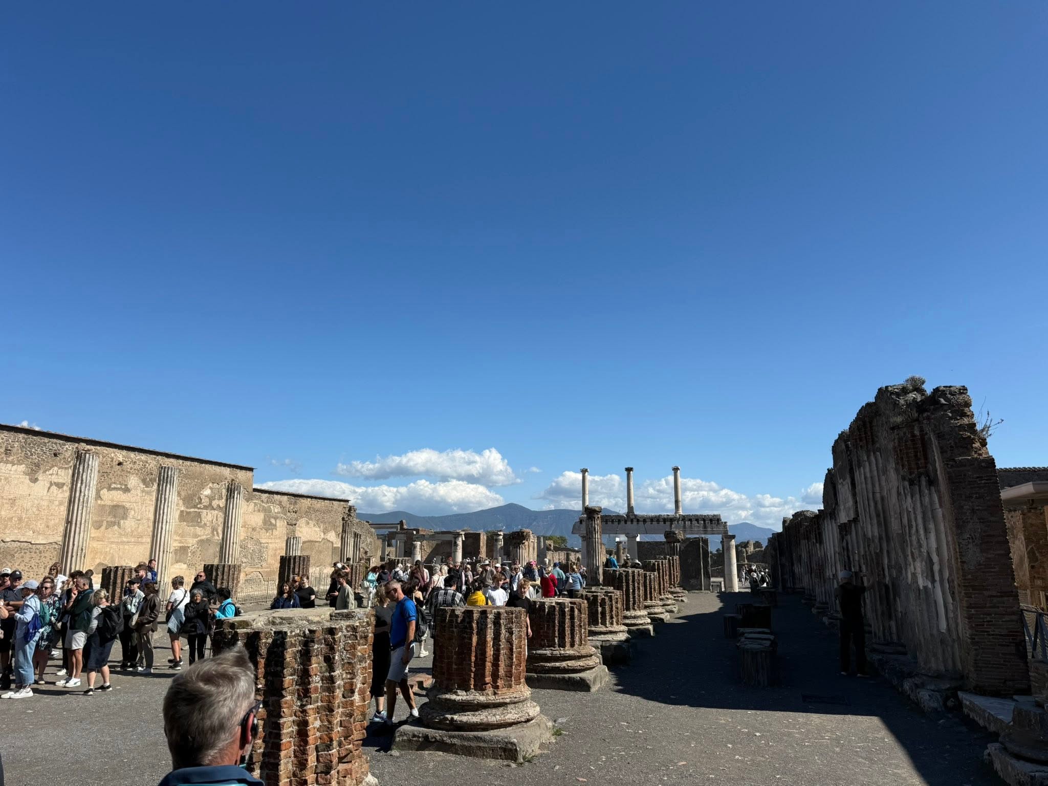 Ausgrabungen von Pompeji mit Vesuv im Hintergrund