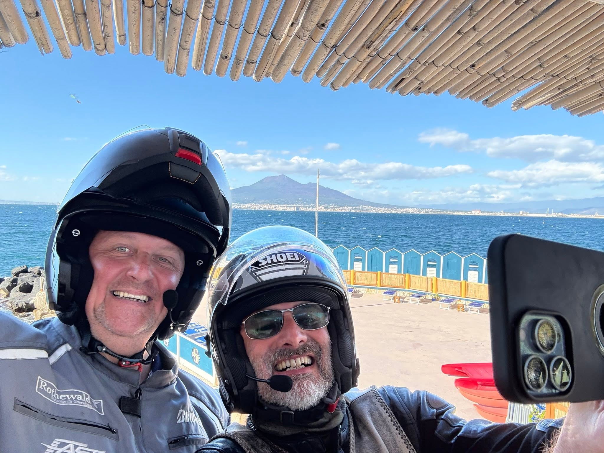 Selfie zweier Motorradfahrer mit Vesuv im Hintergrund