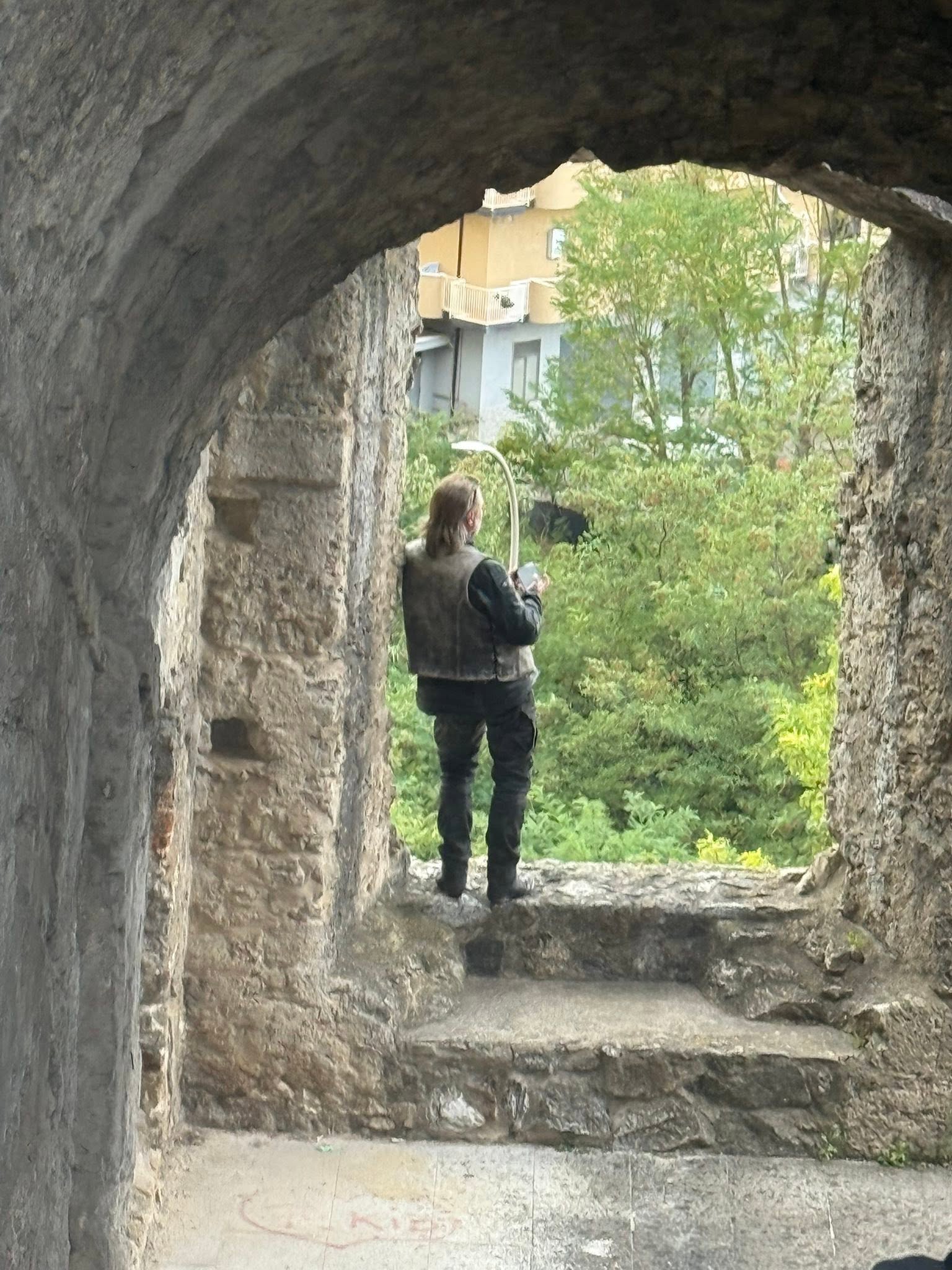Blick durch eine Öffnung der Klosterruine