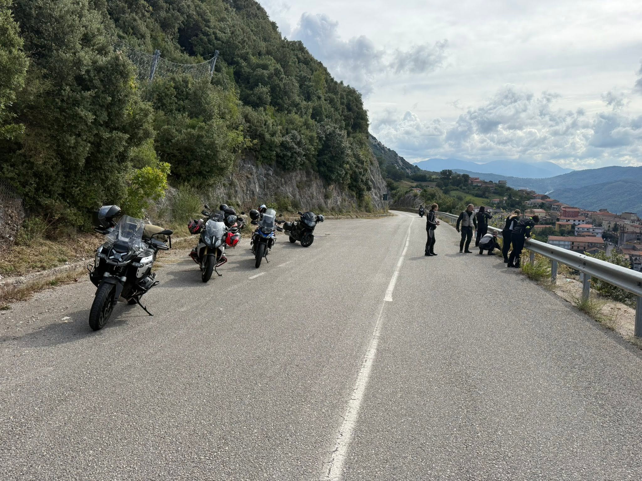 Motorradgruppe auf einer kleinen Straße im italienischen Hinterland