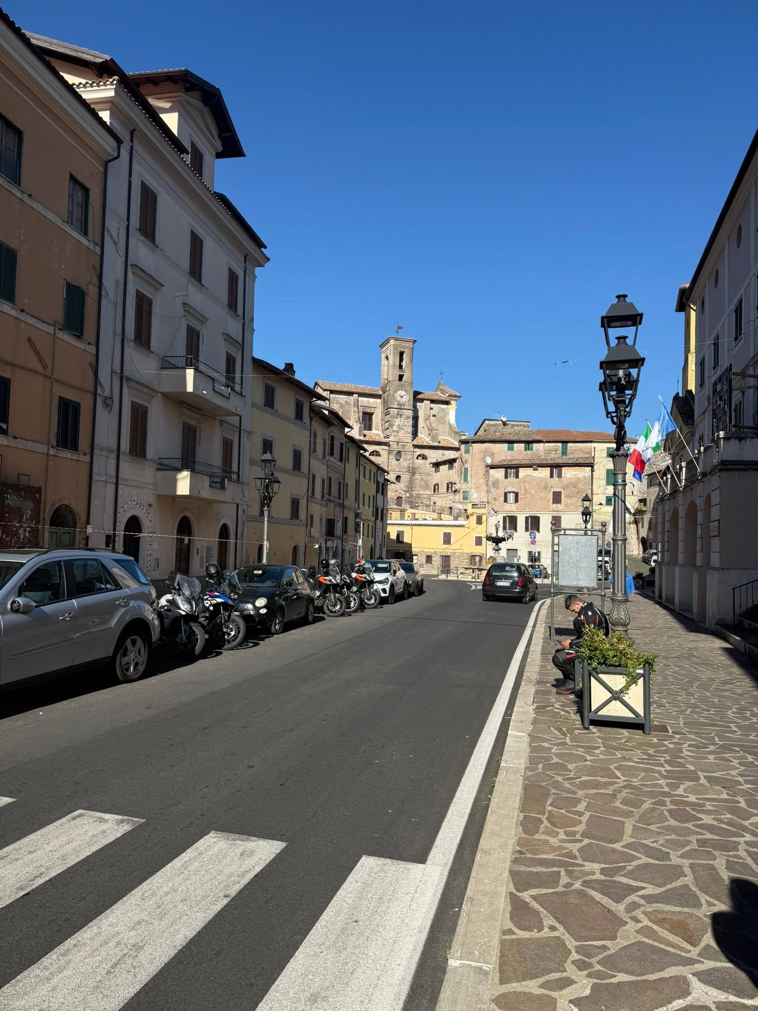 Straße in einem kleinen italienischen Ort während der letzten Cappuccino-Pause