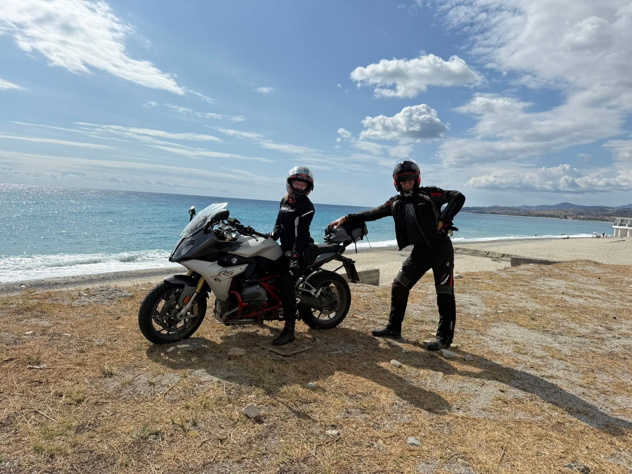 Motorradfahrer und Motorrad am Ionischen Meer