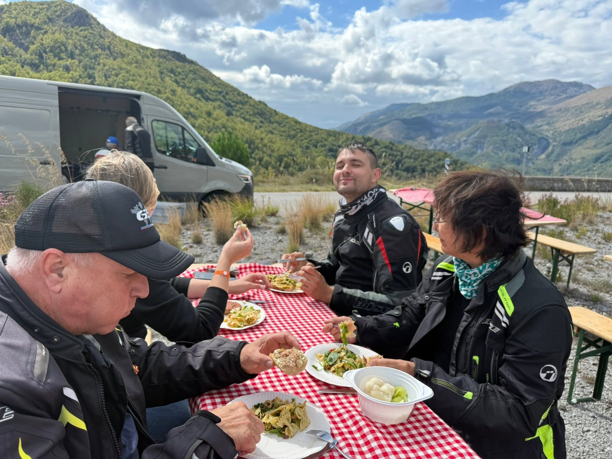 Gemeinsames Mittagessen mit Bergpanorama