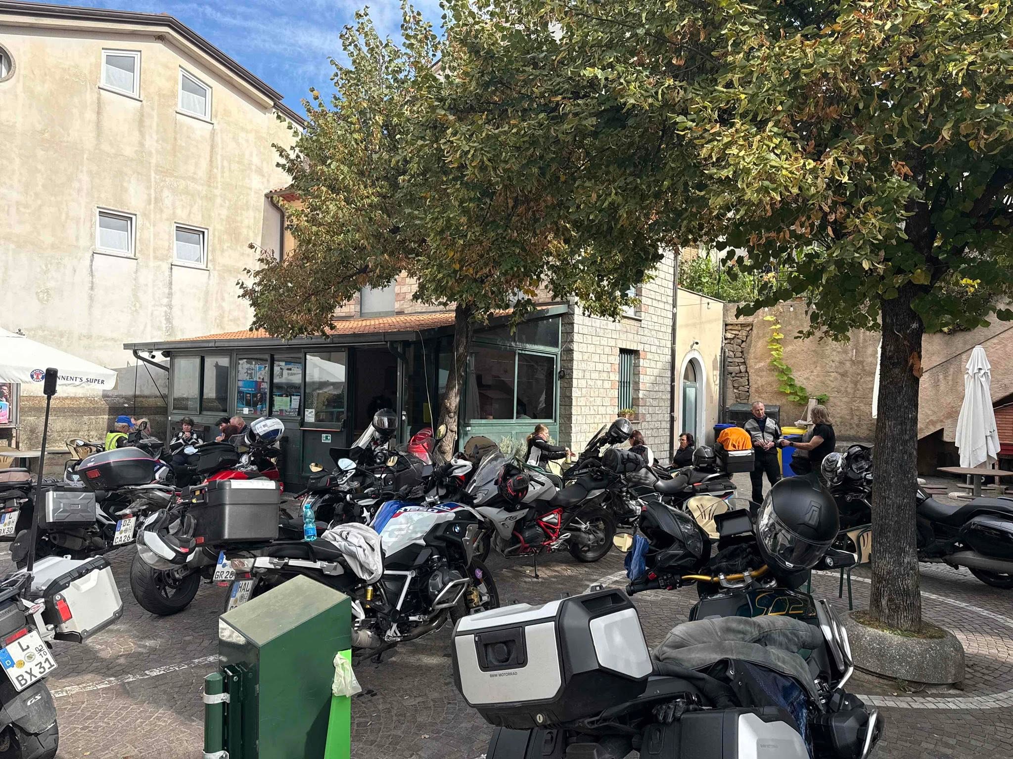 Motorräder vor einem kleinen Café in Italien