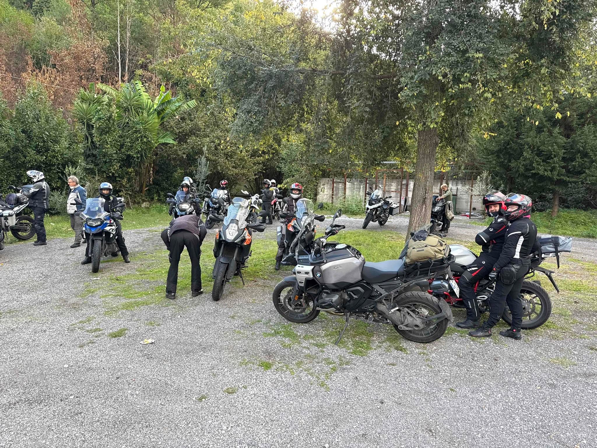 Motorradgruppe vor der Abfahrt zur letzten gemeinsamen Etappe der Moto Giro d’Italia
