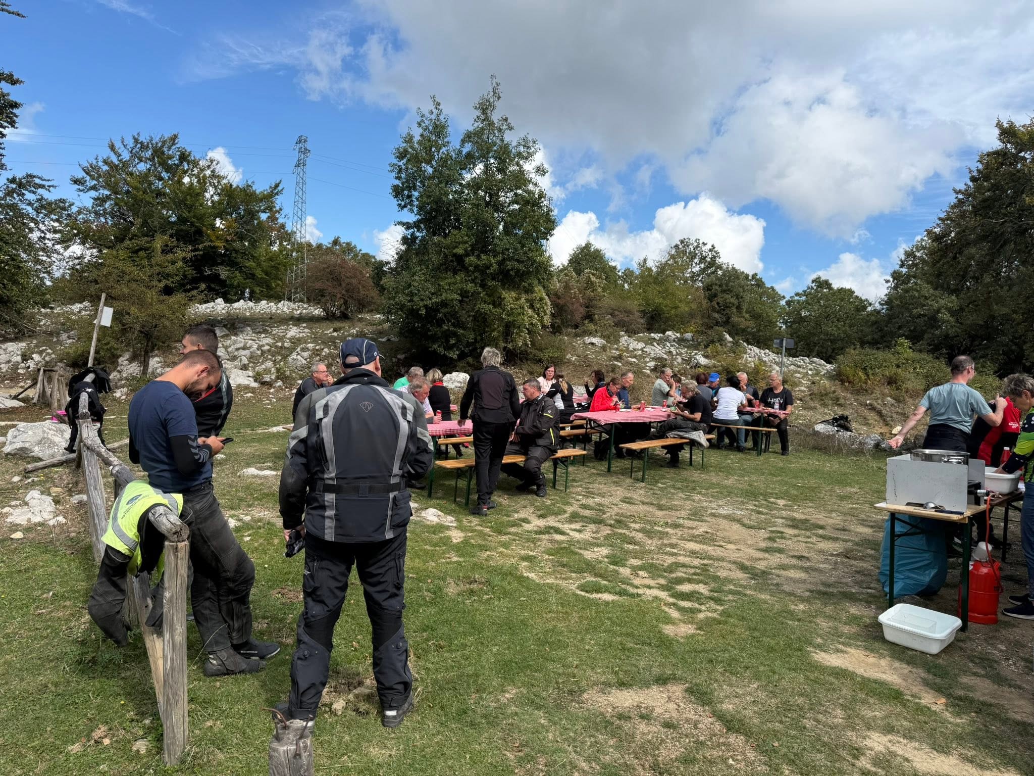 Motorradgruppe beim Mittagessen mitten in der Natur