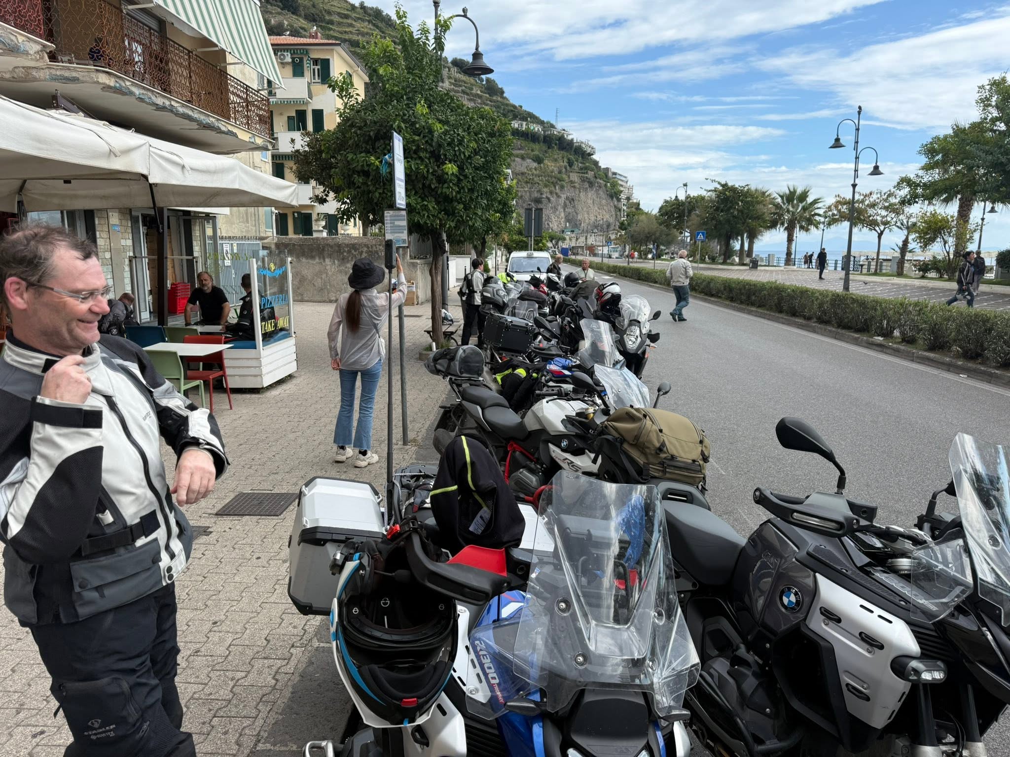 Motorräder bei einer Pause an der Amalfiküste