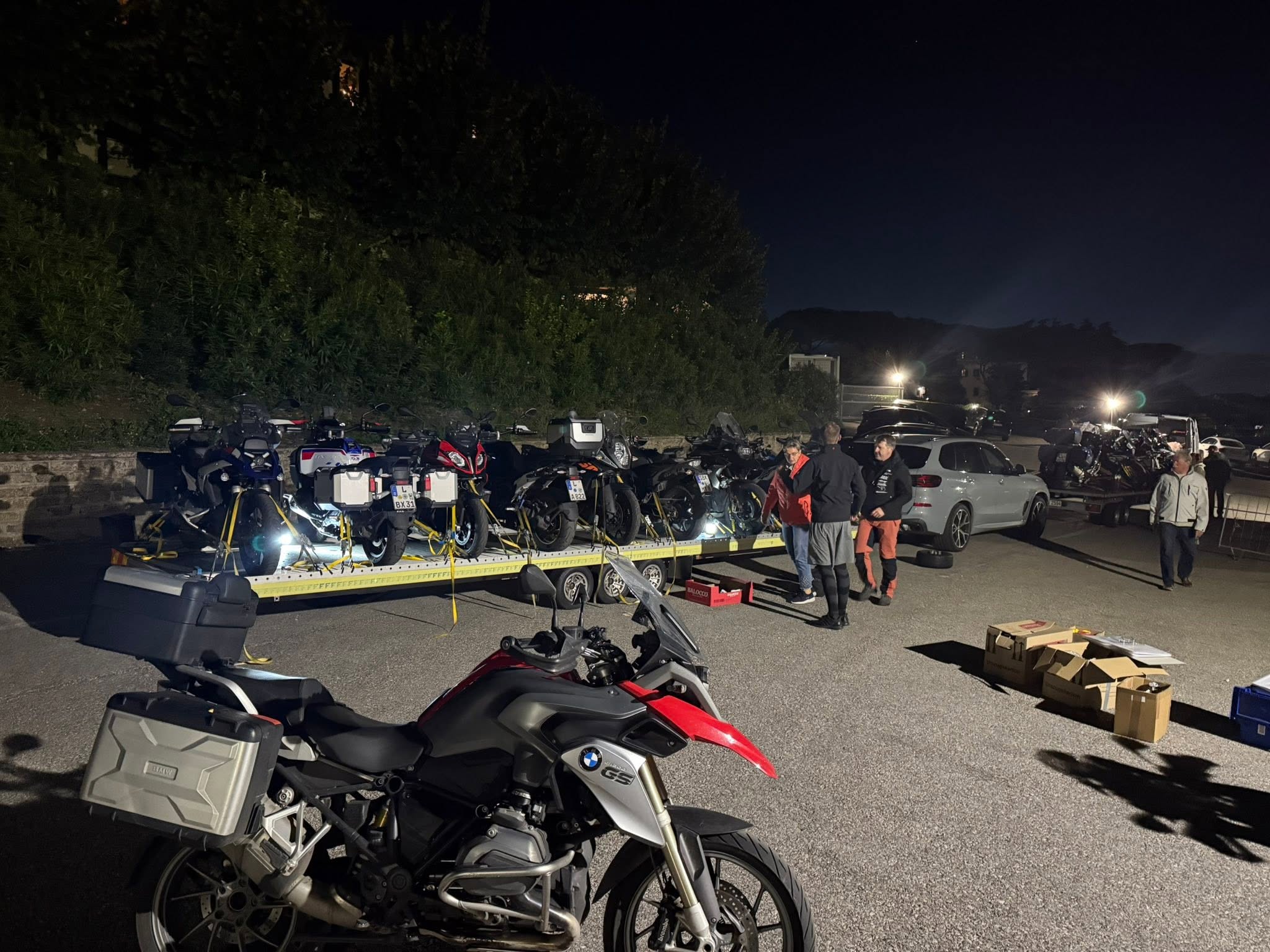 Beladene Motorradanhänger am späten Abend vor der Heimreise