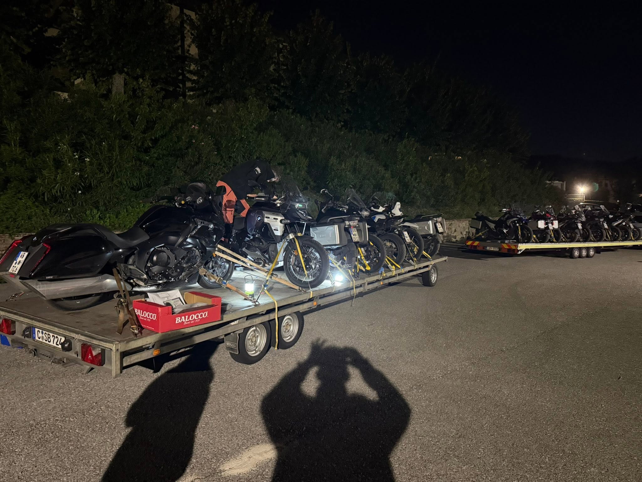 Motorräder auf den Anhängern in der Nacht vor der Rückfahrt nach Leipzig