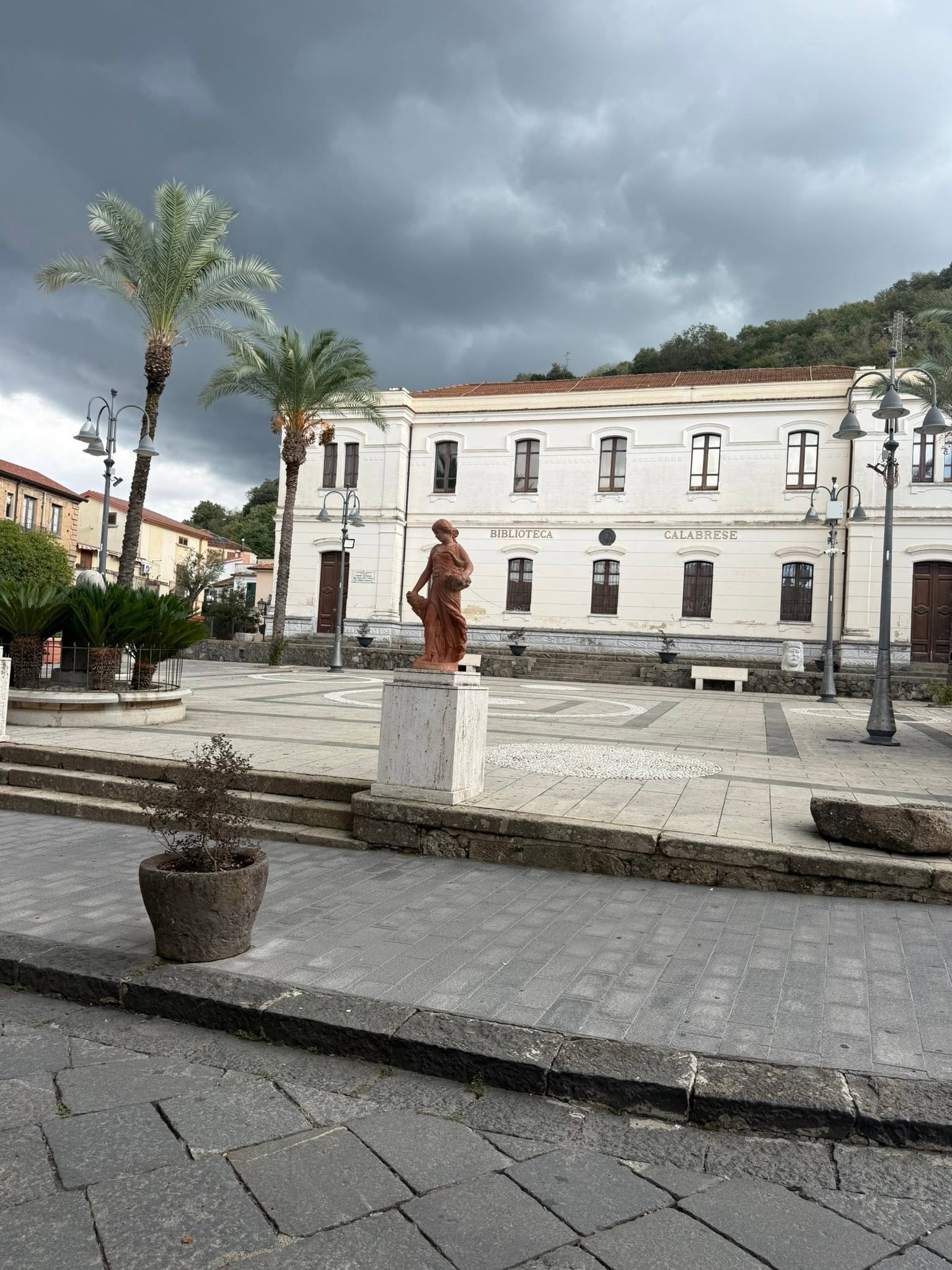 Historischer Platz und Bibliothek in Soriano Calabro