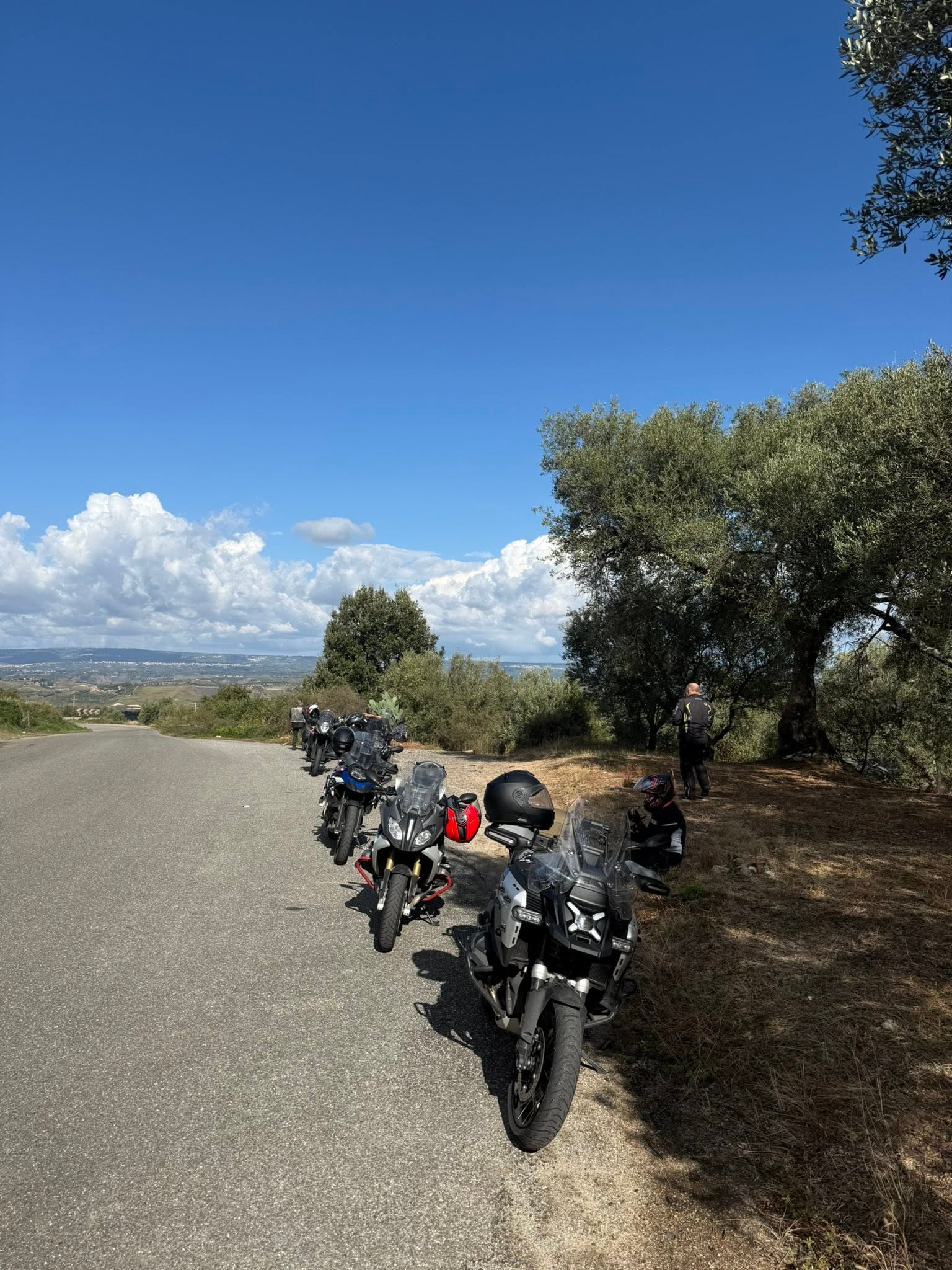 Motorräder bei einer Pause im kalabrischen Hinterland
