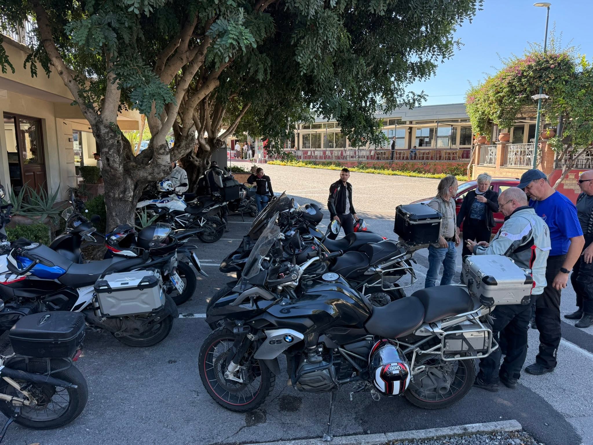 Motorräder während der Pause nach dem Besuch von Pompeji