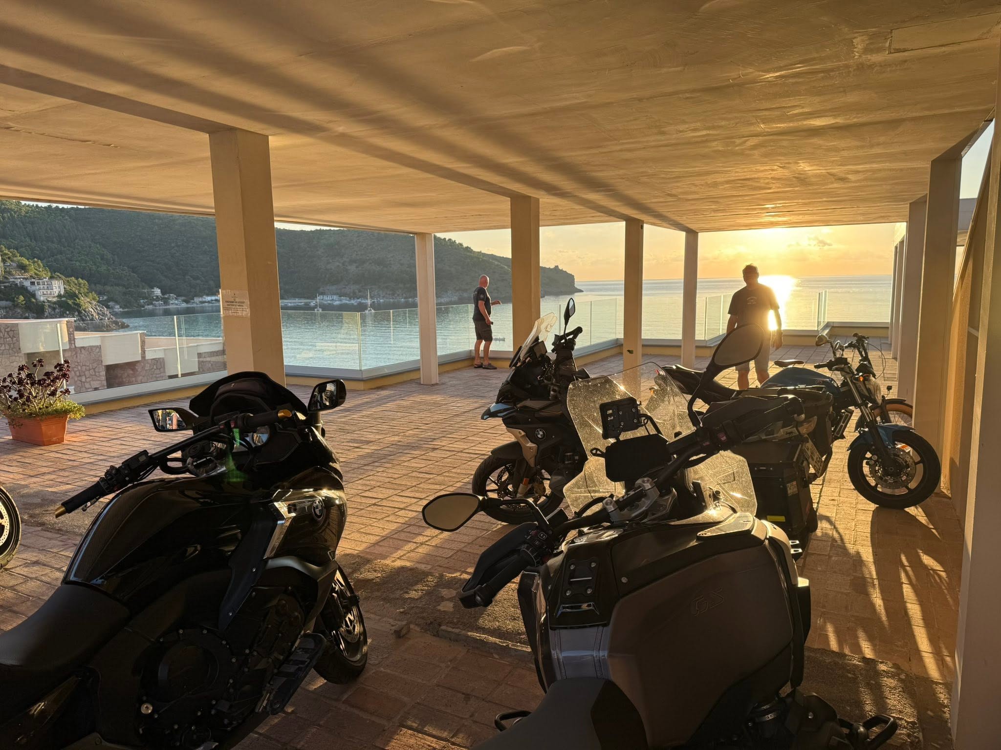 Motorräder im Grand Hotel Sant Pietro bei Sonnenuntergang