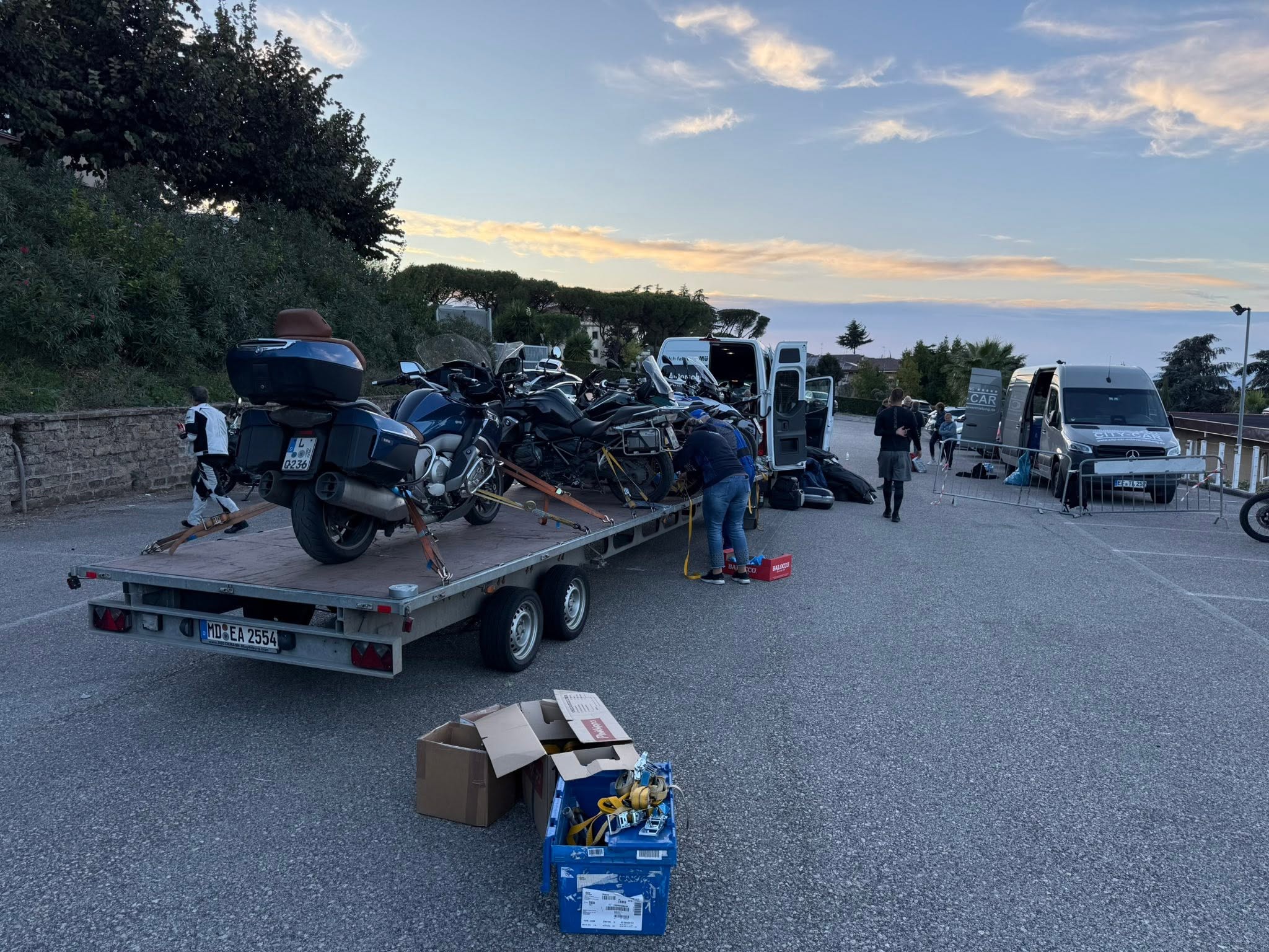 Motorräder werden am Ausgangshotel auf einen Transportanhänger verladen