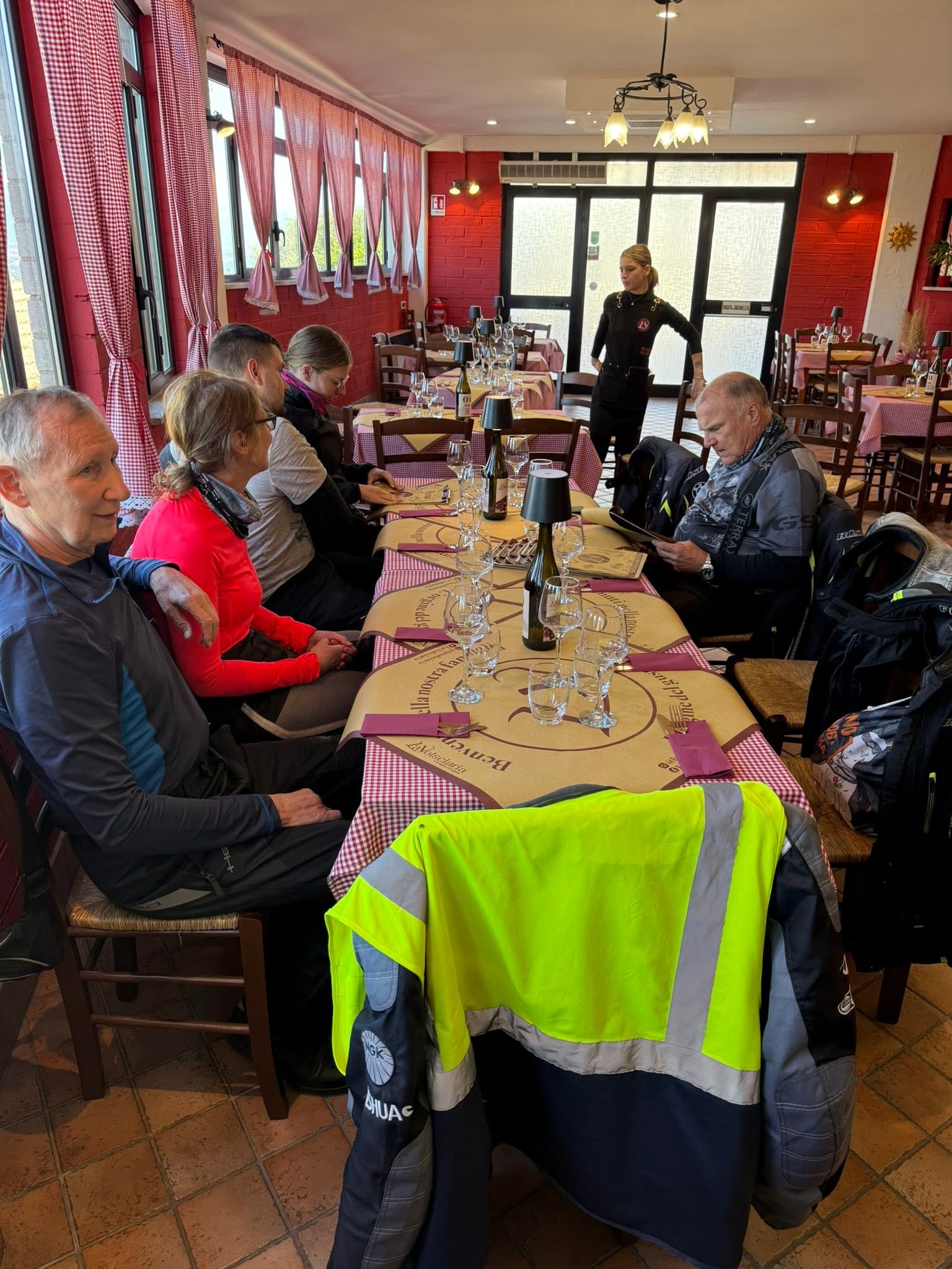 Motorradgruppe beim gemeinsamen Mittagessen in der Pizzeria La Volsciaria