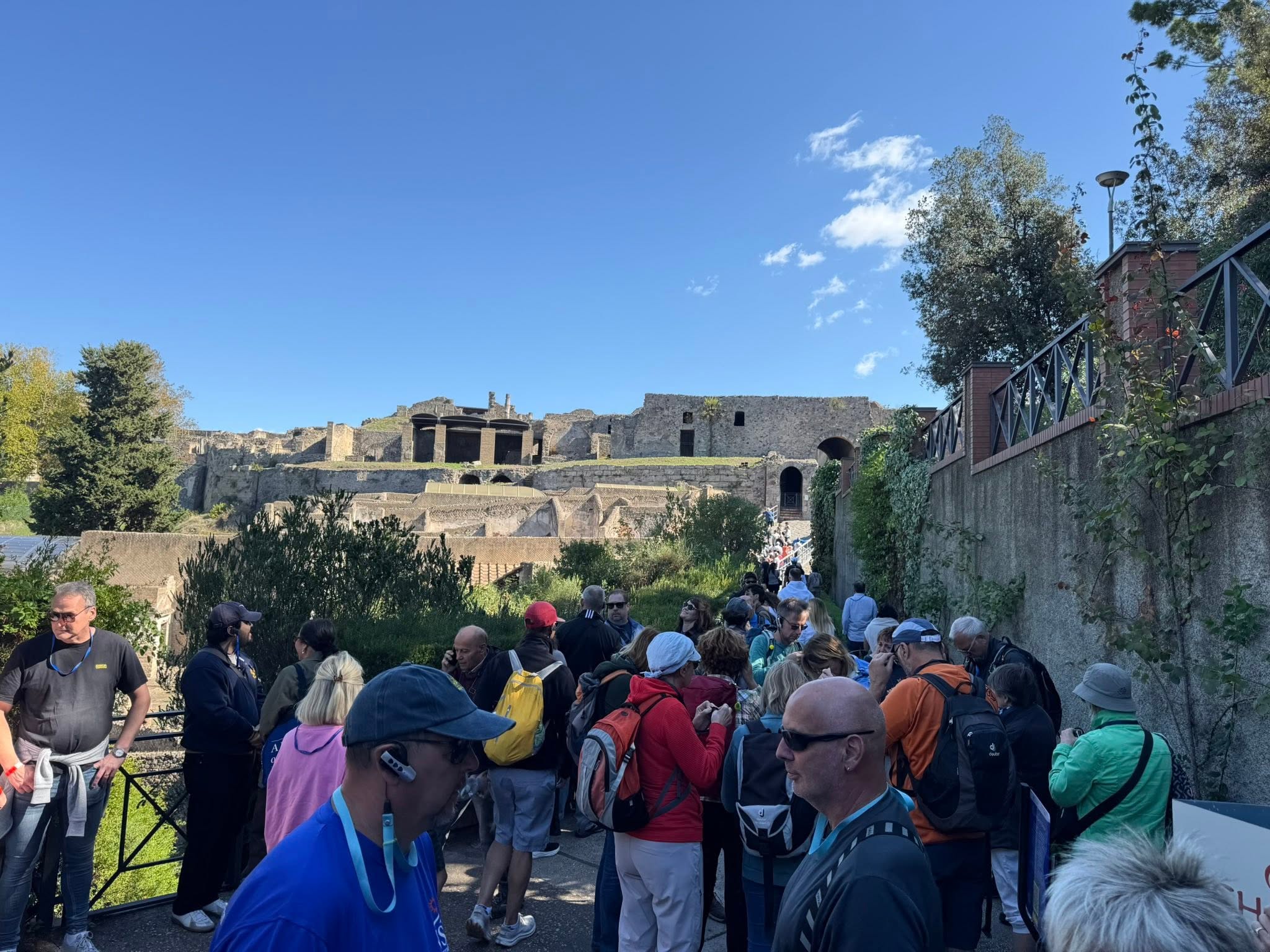 Besucher in den Ausgrabungen von Pompeji
