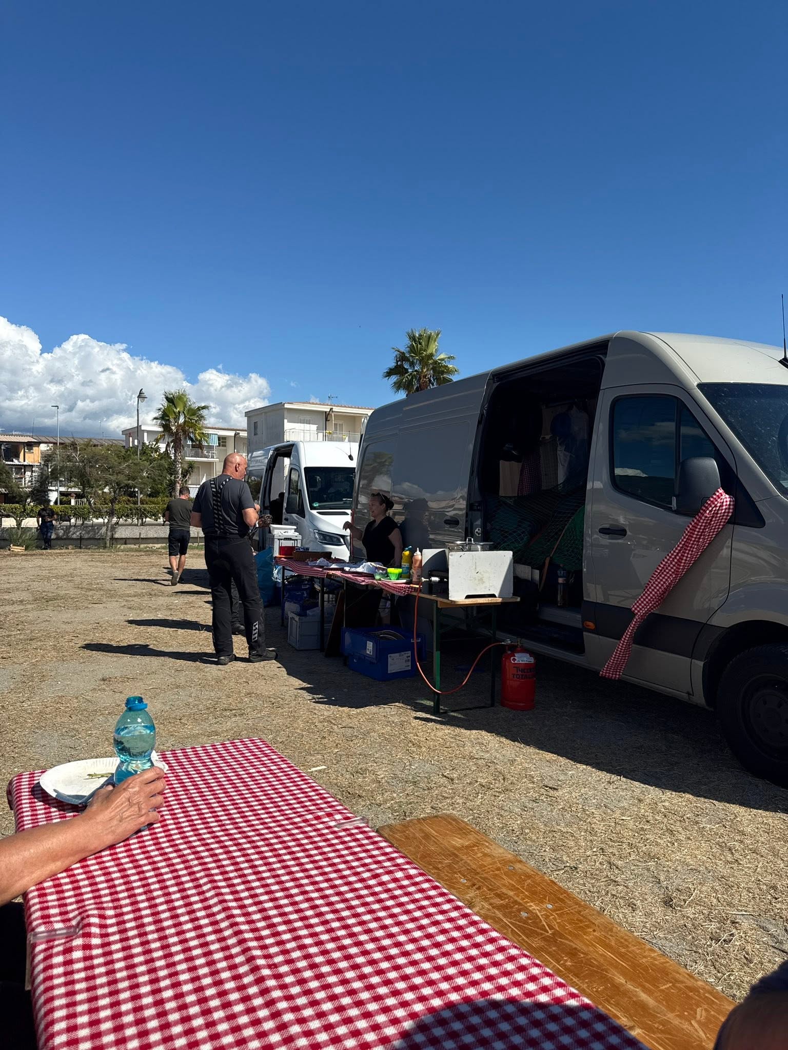 Von der Servicecrew vorbereitetes Mittagessen am Strand