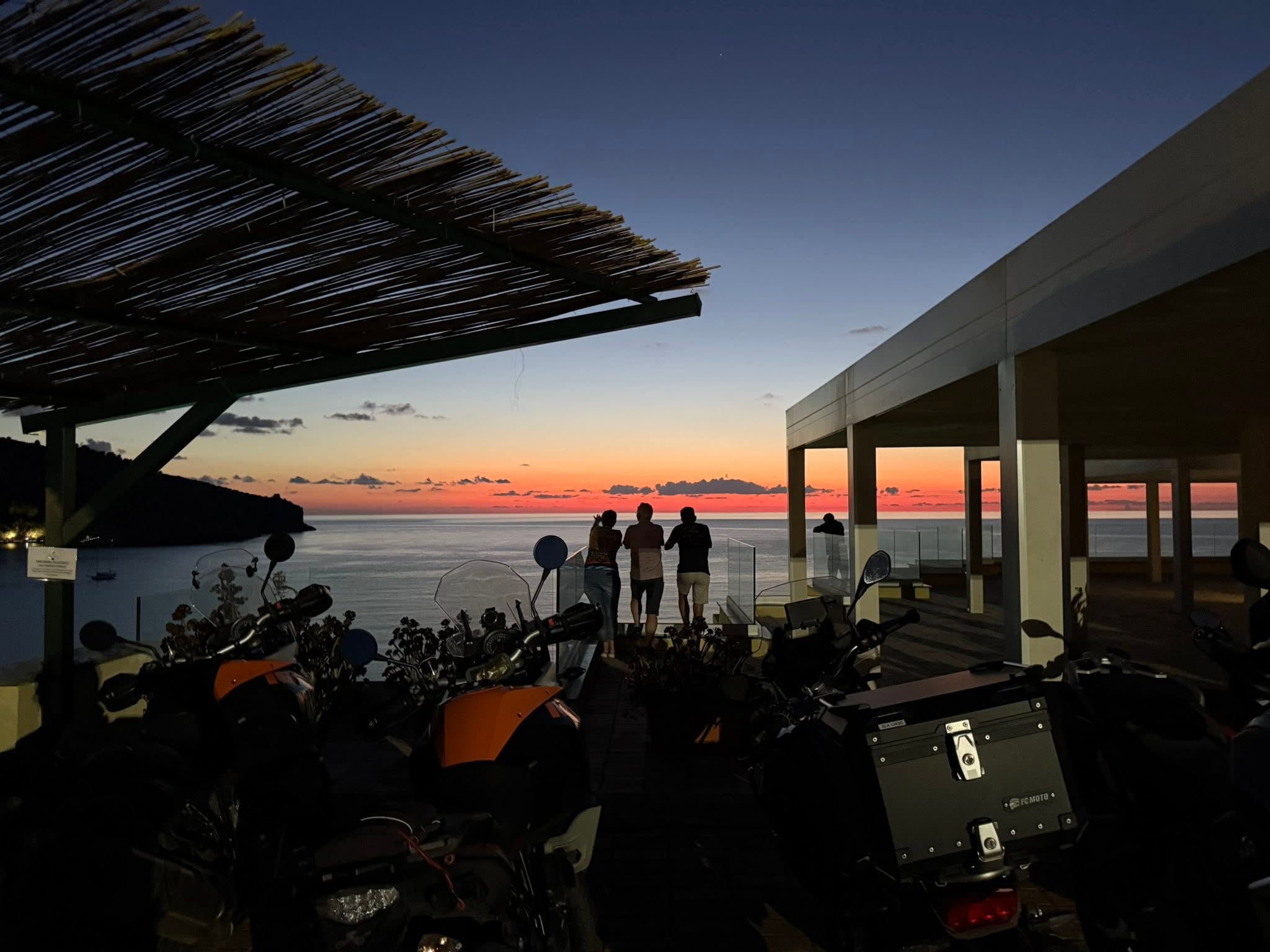 Sonnenuntergang am Grand Hotel Sant Pietro mit Motorrädern im Vordergrund