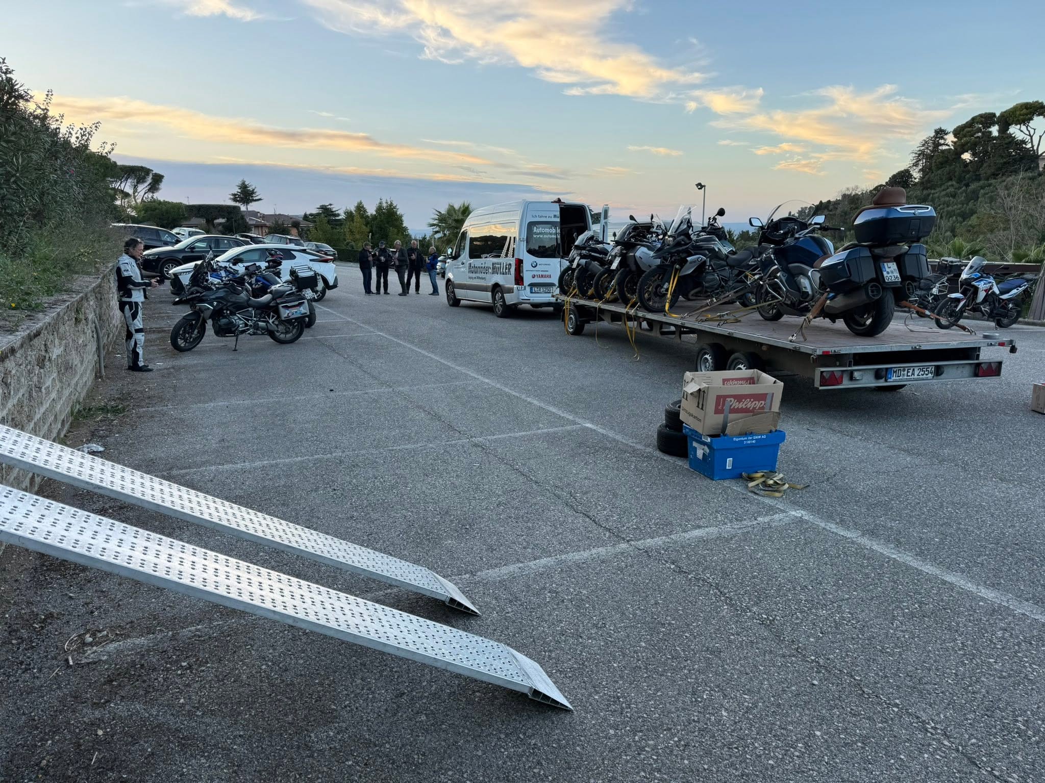 Mit Motorrädern beladener Anhänger am Ausgangshotel in Italien
