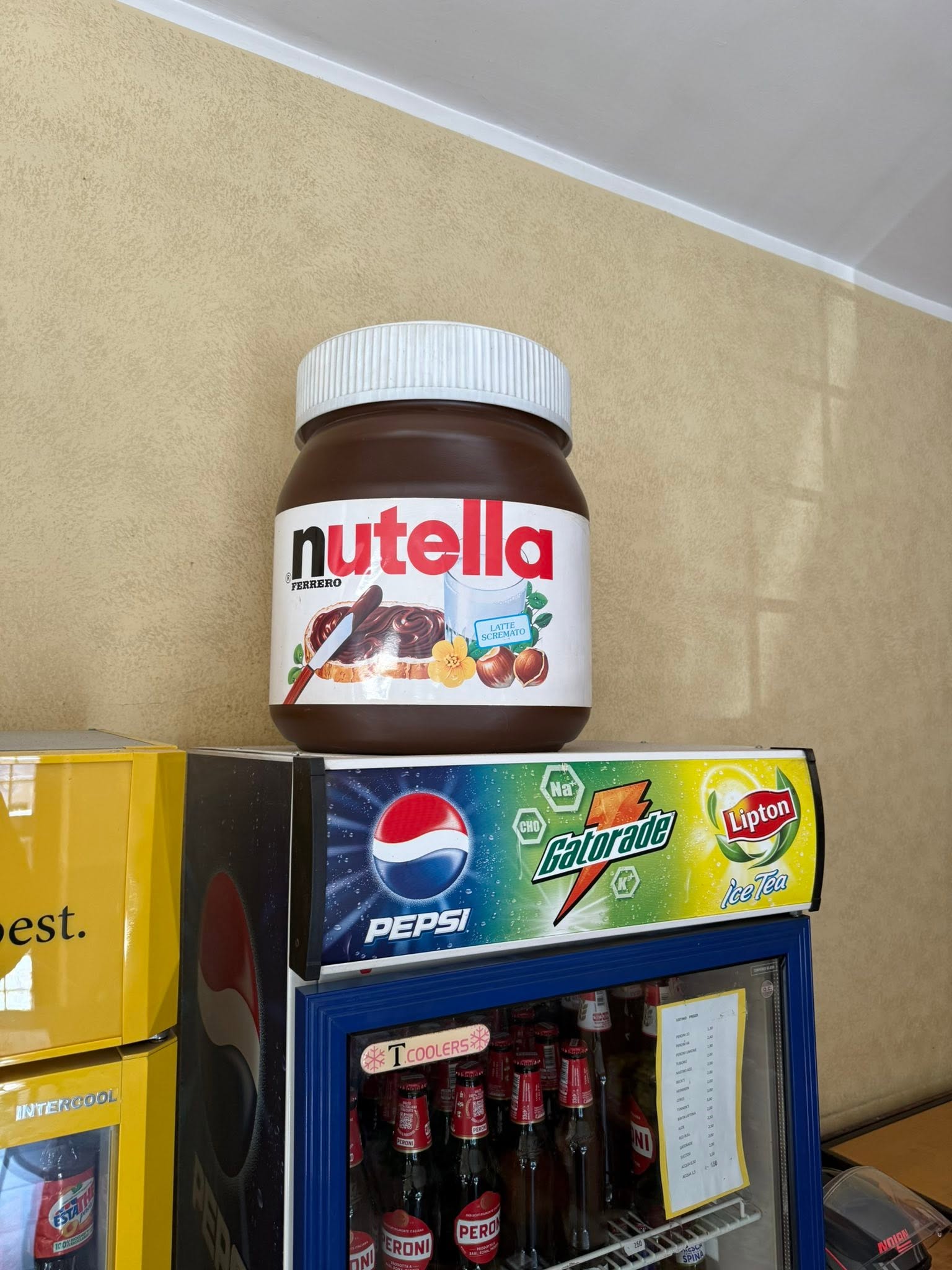 Riesiges Nutella-Glas in einer italienischen Tankstelle